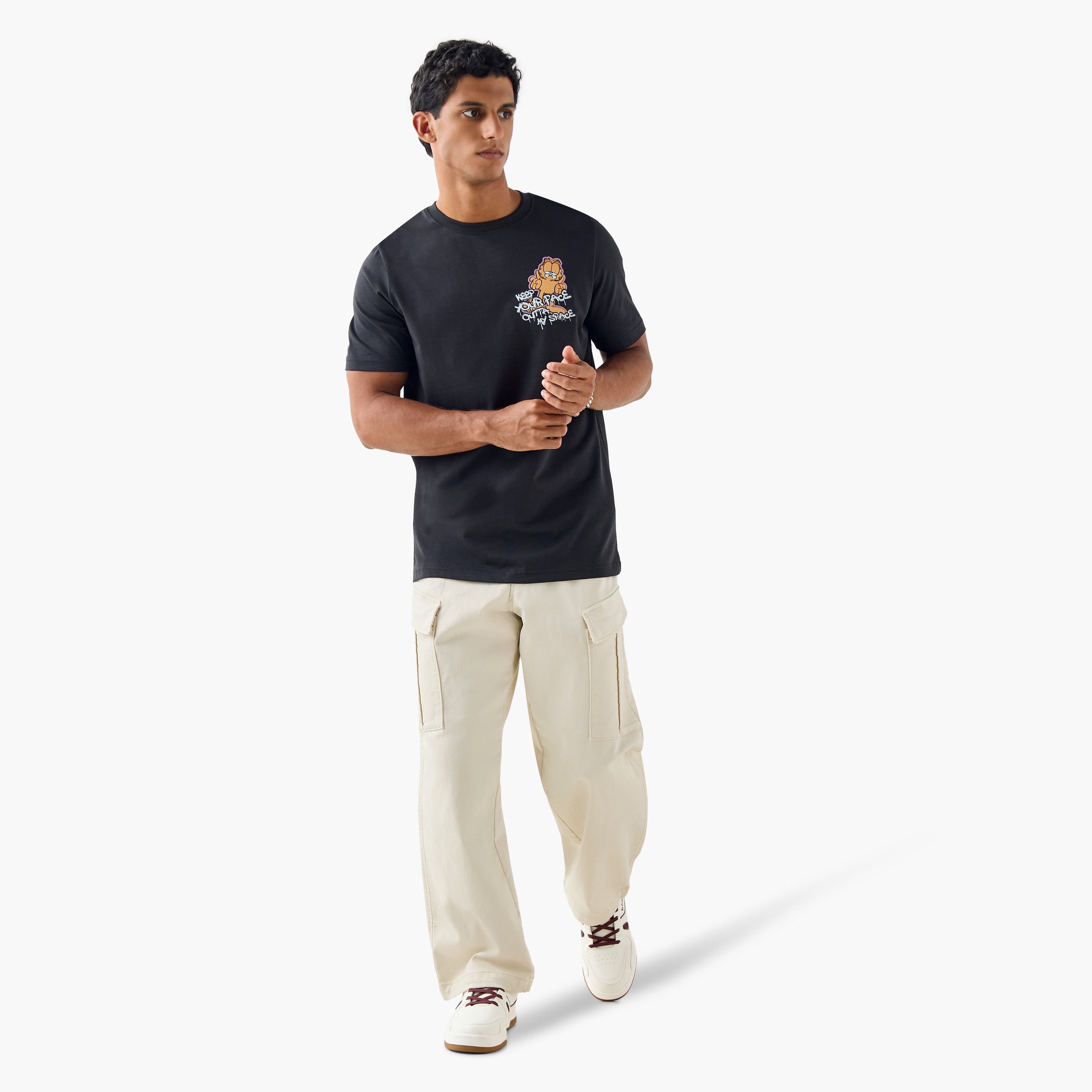 تيشيرت بأكمام قصيرة وياقة ضيقة وطبعات-men-clothing-tshirtsandpolos-tshirts-image-2