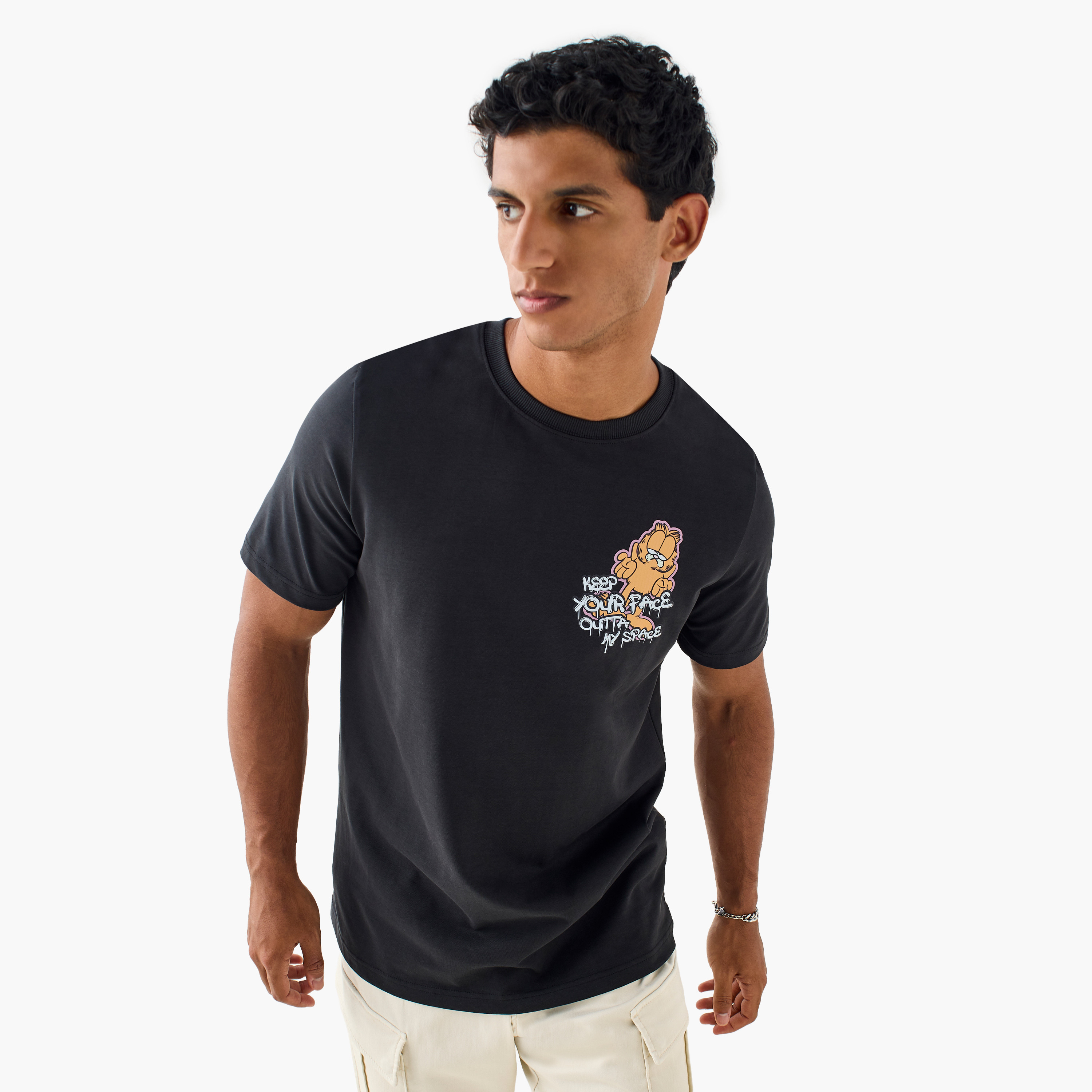 تيشيرت بأكمام قصيرة وياقة ضيقة وطبعات-men-clothing-tshirtsandpolos-tshirts-image-3