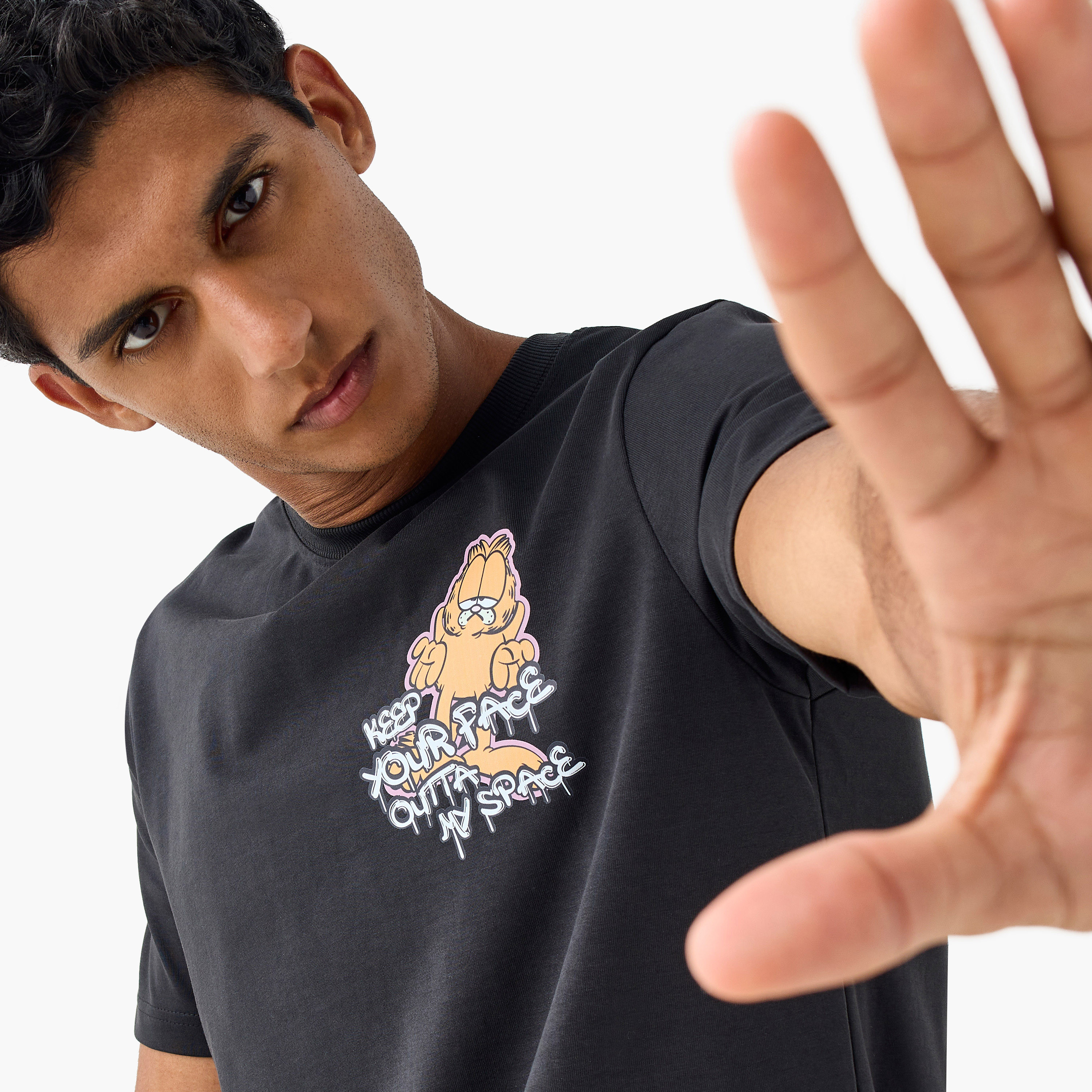 تيشيرت بأكمام قصيرة وياقة ضيقة وطبعات-men-clothing-tshirtsandpolos-tshirts-image-4