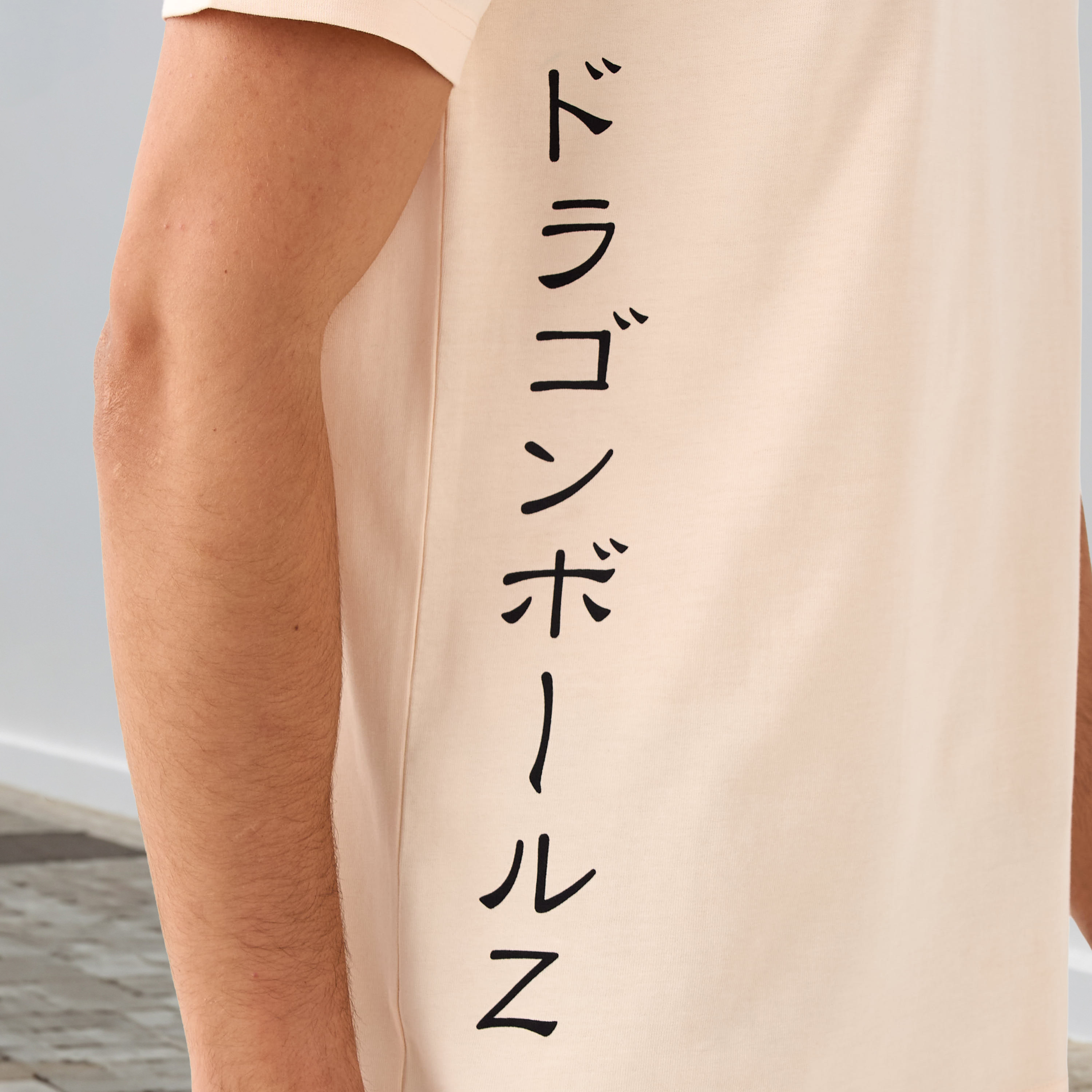 تيشيرت بياقة ضيقة وطبعات-men-clothing-tshirtsandpolos-tshirts-image-5