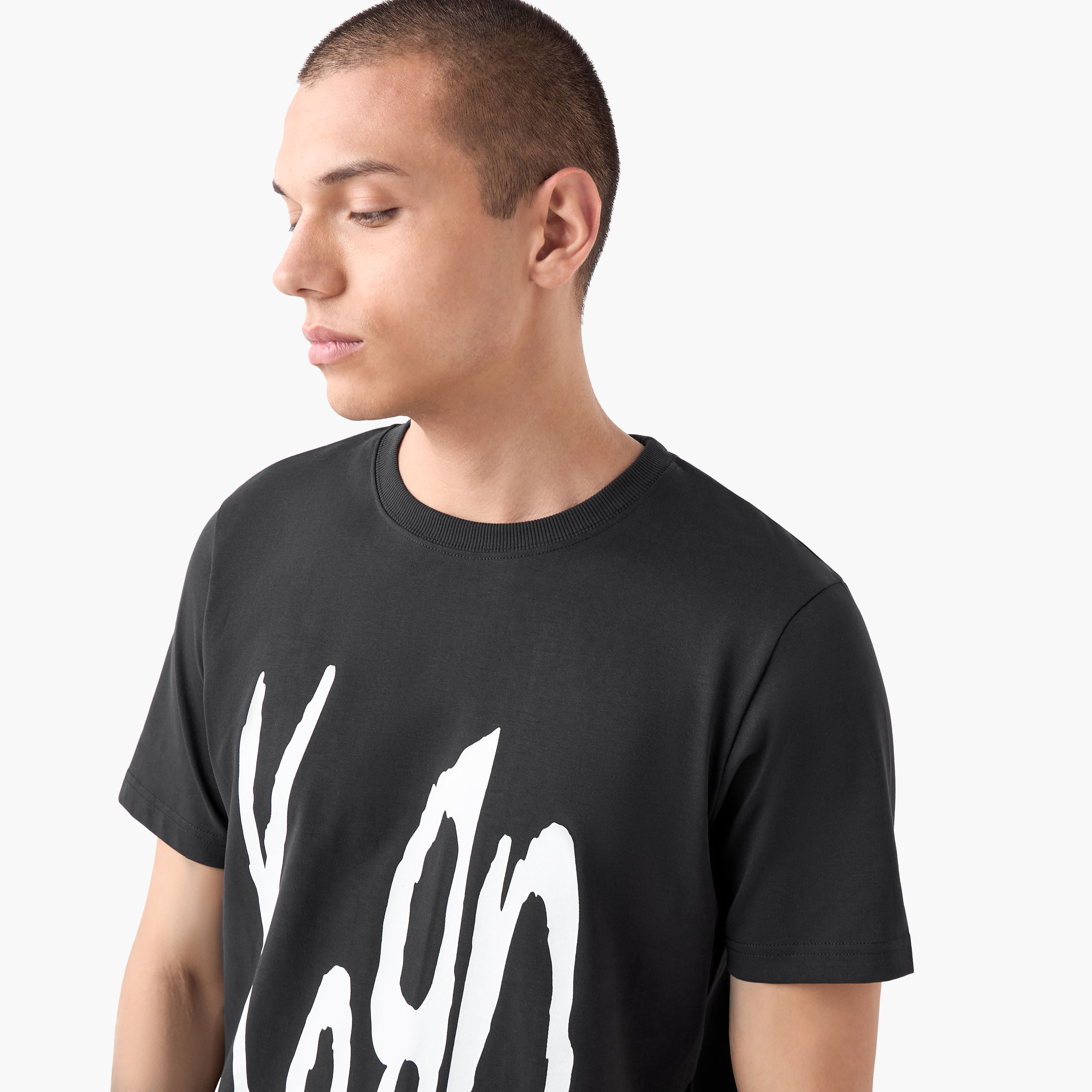 تيشيرت بياقة ضيقة وطبعات كورن-men-clothing-tshirtsandpolos-tshirts-image-4