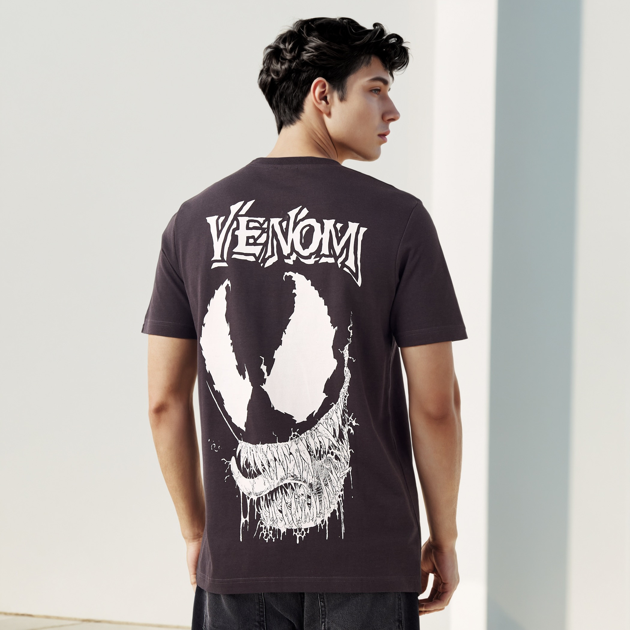 تيشيرت فينوم رجالي بقصة عادية وأكمام قصيرة وياقة دائرية-men-clothing-tshirtsandpolos-tshirts-image-1