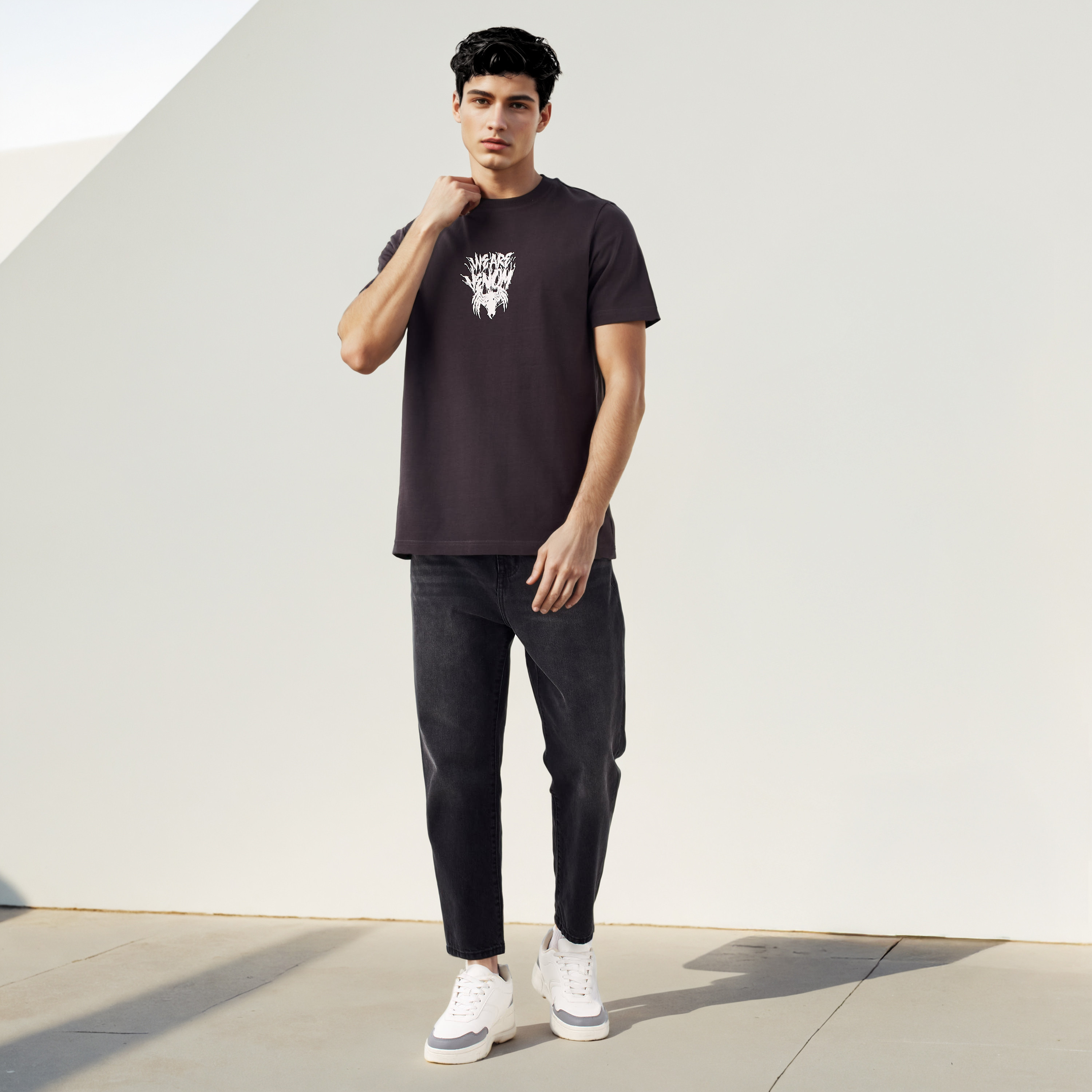 تيشيرت فينوم رجالي بقصة عادية وأكمام قصيرة وياقة دائرية-men-clothing-tshirtsandpolos-tshirts-image-2