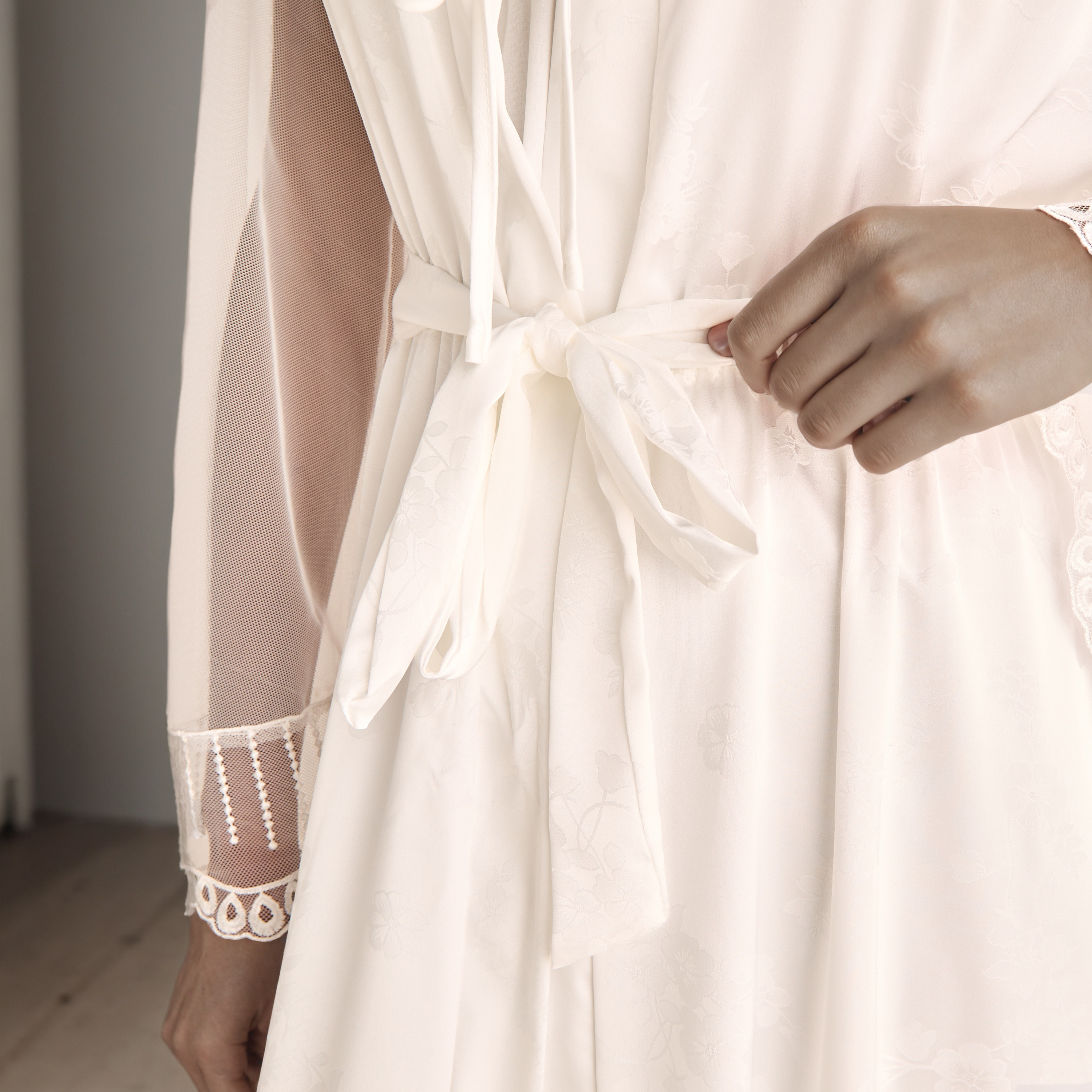 قميص نوم للعرائس بقصة دانتيل مع روب بحزام-women-clothing-nightwear-robes-image-4