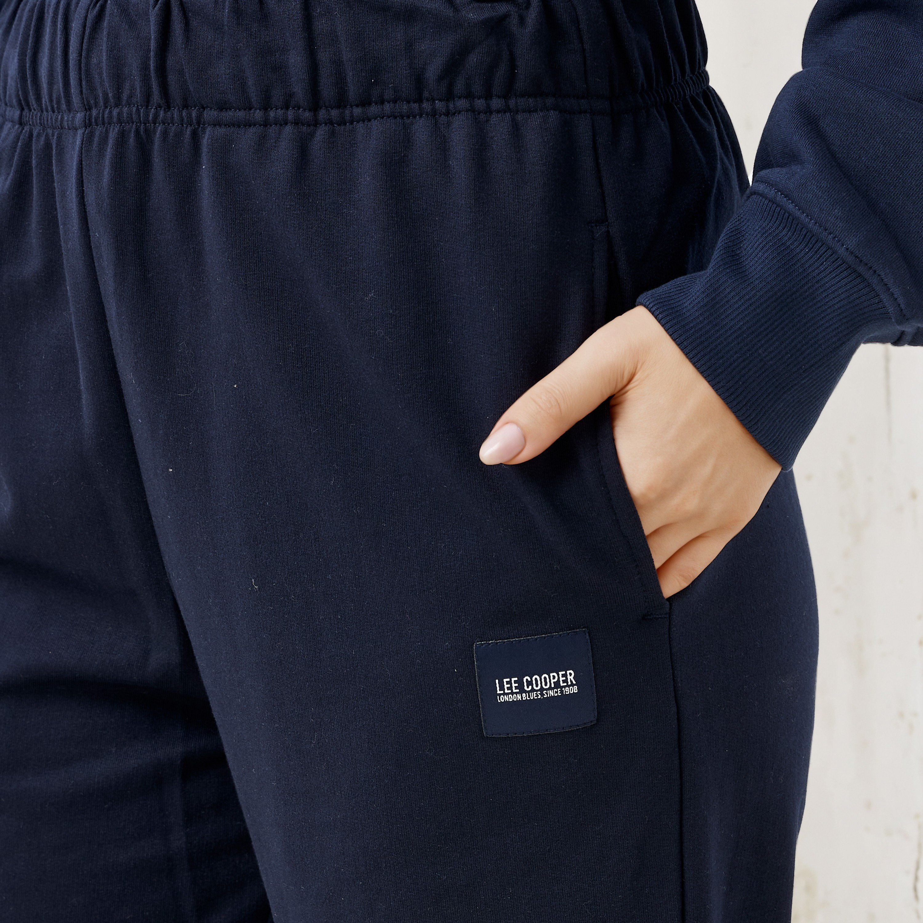 بنطلون رياضي بقصة مريحة وجيوب للنساء من لي كوبر-women-clothing-bottoms-joggers-image-1