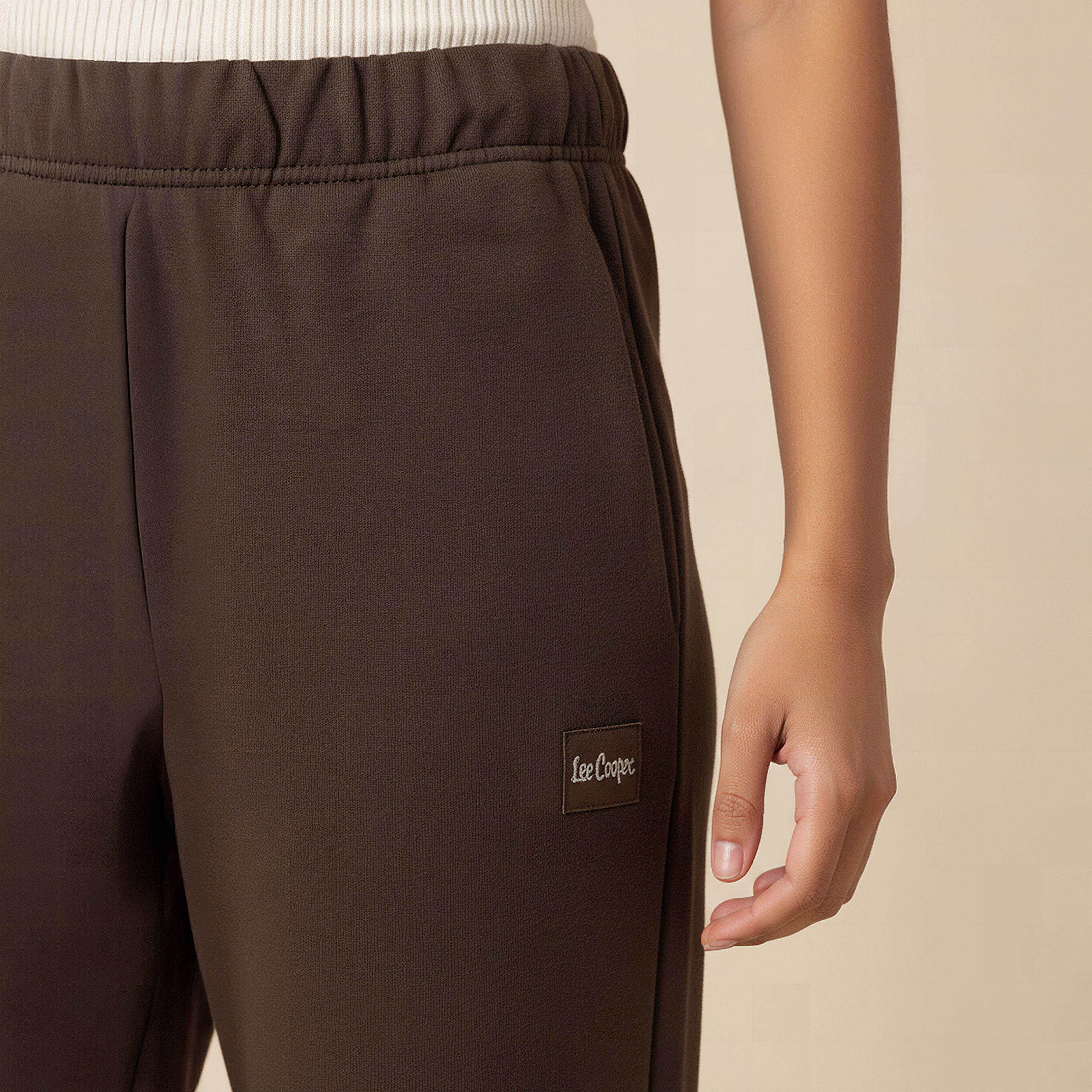 بنطلون رياضي بقصة مريحة وجيوب للنساء من لي كوبر-women-clothing-bottoms-joggers-image-4