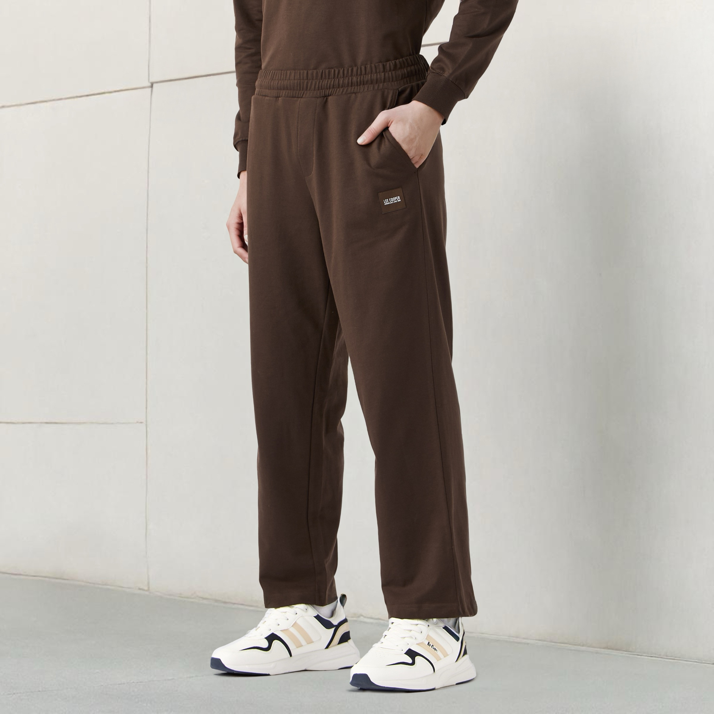 بنطلون رياضي بقصة مريحة من لي كوبر-men-clothing-bottoms-joggers-image-1