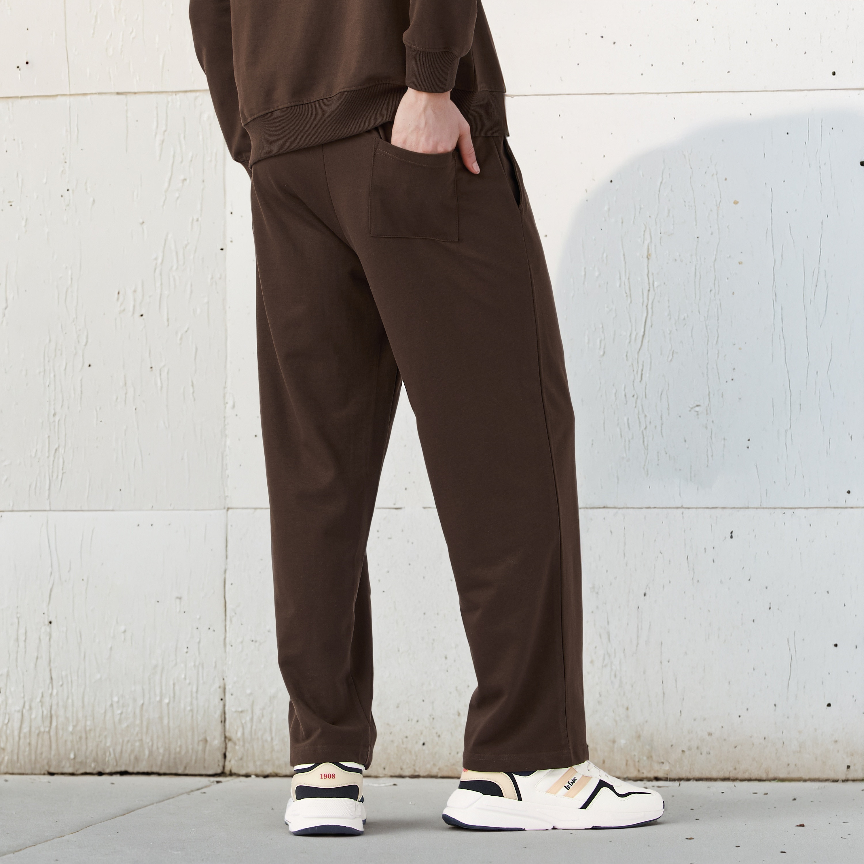 بنطلون رياضي بقصة مريحة من لي كوبر-men-clothing-bottoms-joggers-image-4
