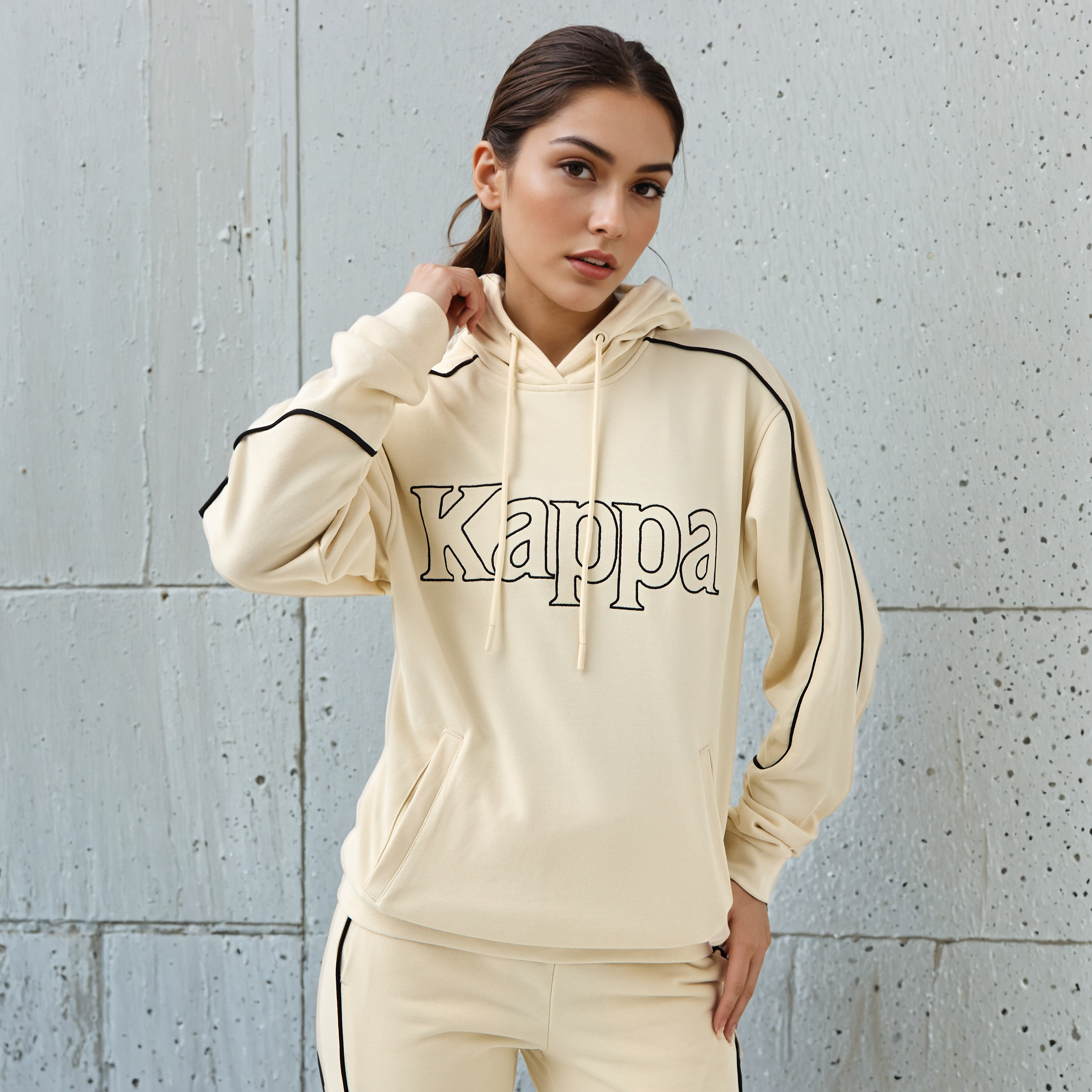 سويت شيرت بقصة عادية وقبعة وتطريز شعار من كابا-women-winterwear-hoodiesandsweatshirts-sweatshirts-image-1