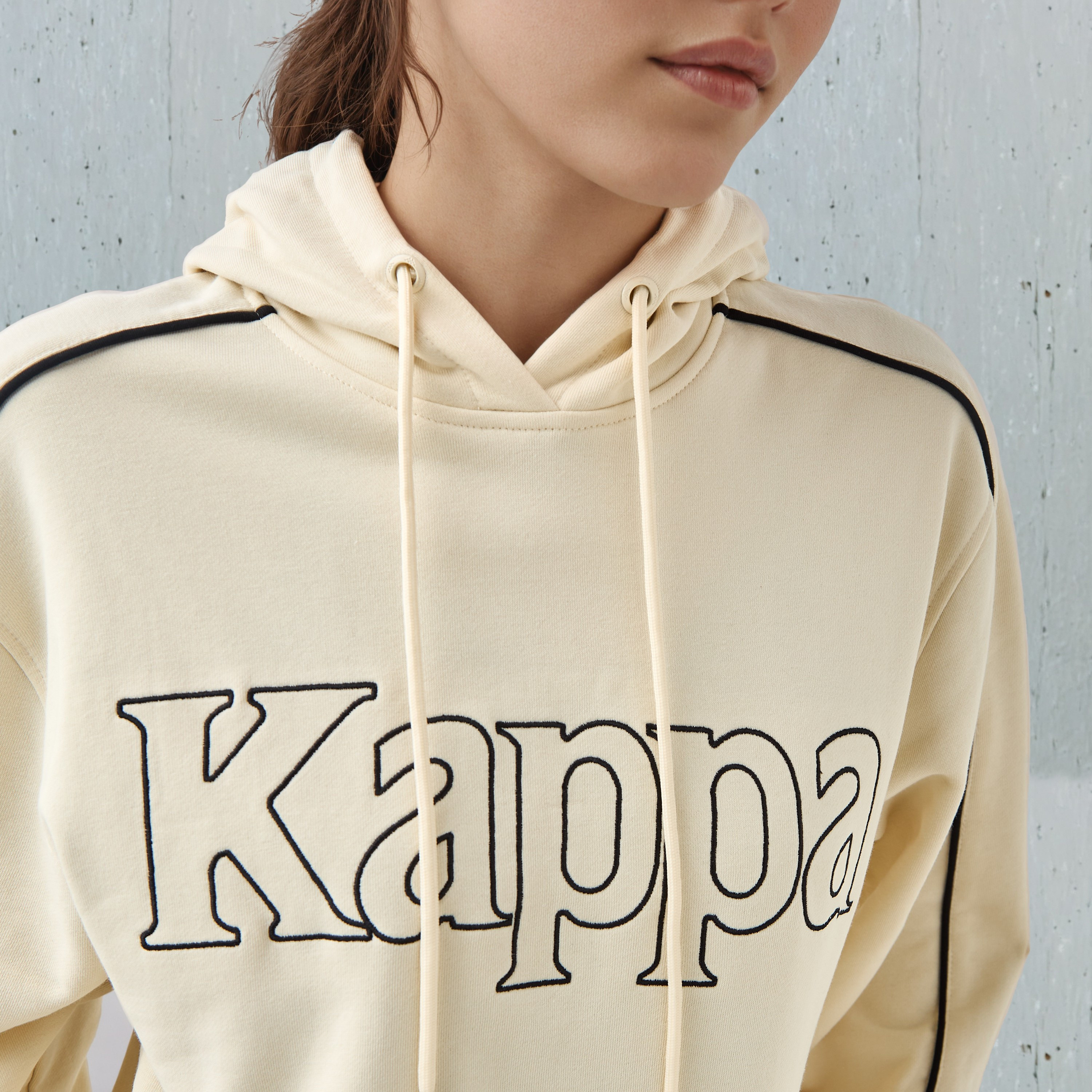 سويت شيرت بقصة عادية وقبعة وتطريز شعار من كابا-women-winterwear-hoodiesandsweatshirts-sweatshirts-image-4