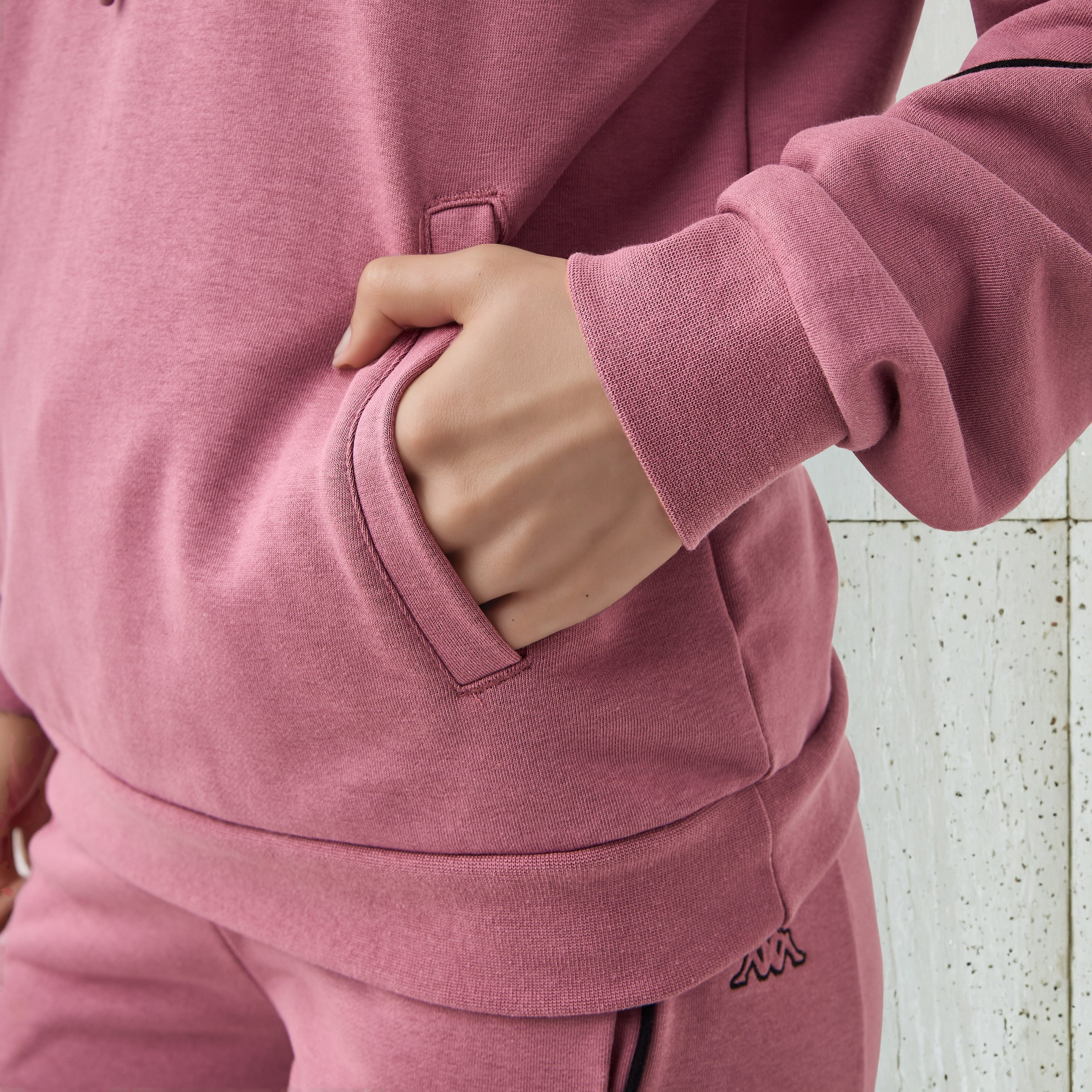 سويت شيرت بقصة عادية وقبعة وتطريز شعار من كابا-women-winterwear-hoodiesandsweatshirts-sweatshirts-image-4