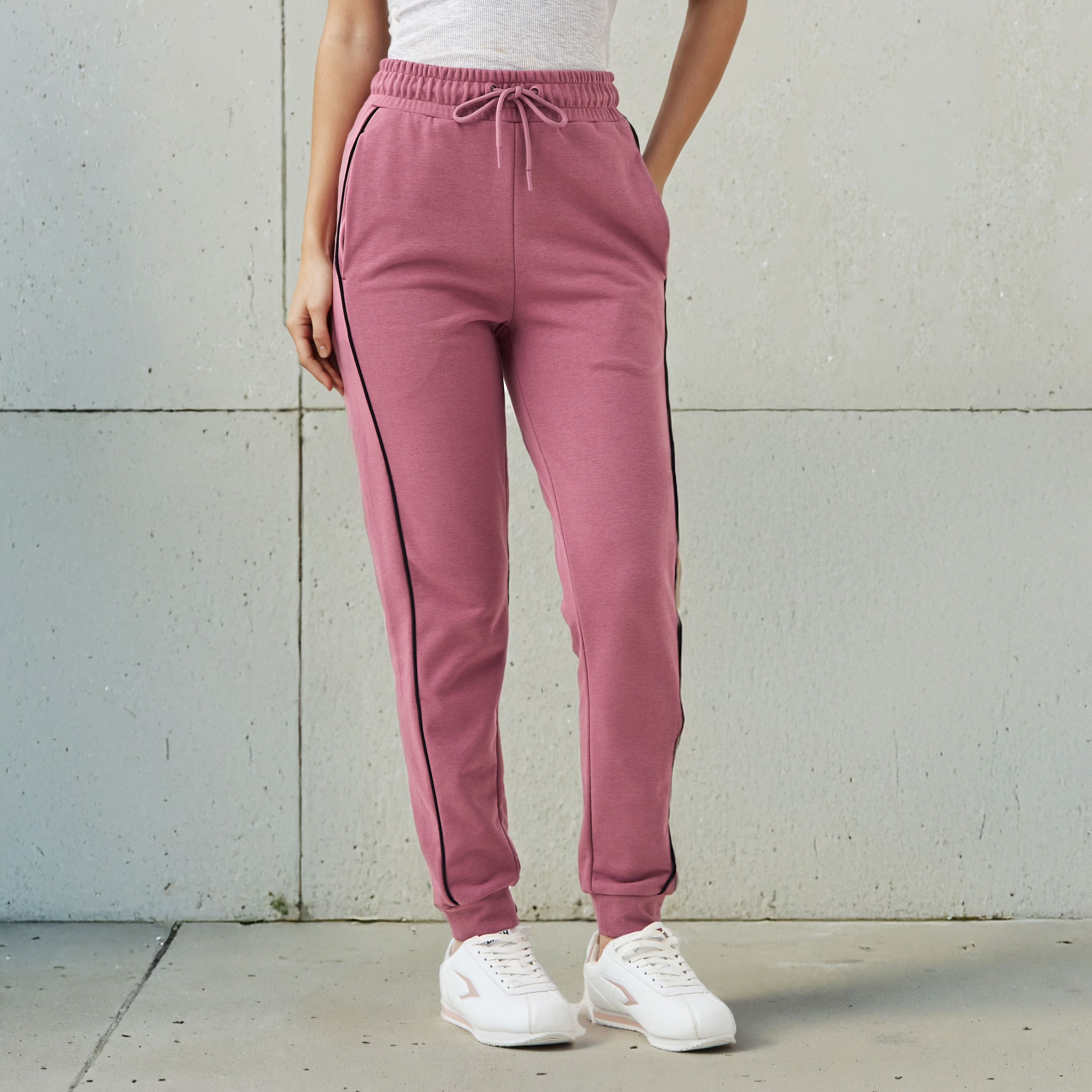 بنطال رياضي نسائي من كابا بقصة مريحة وخصر مرن مع جيوب-women-clothing-bottoms-joggers-image-1