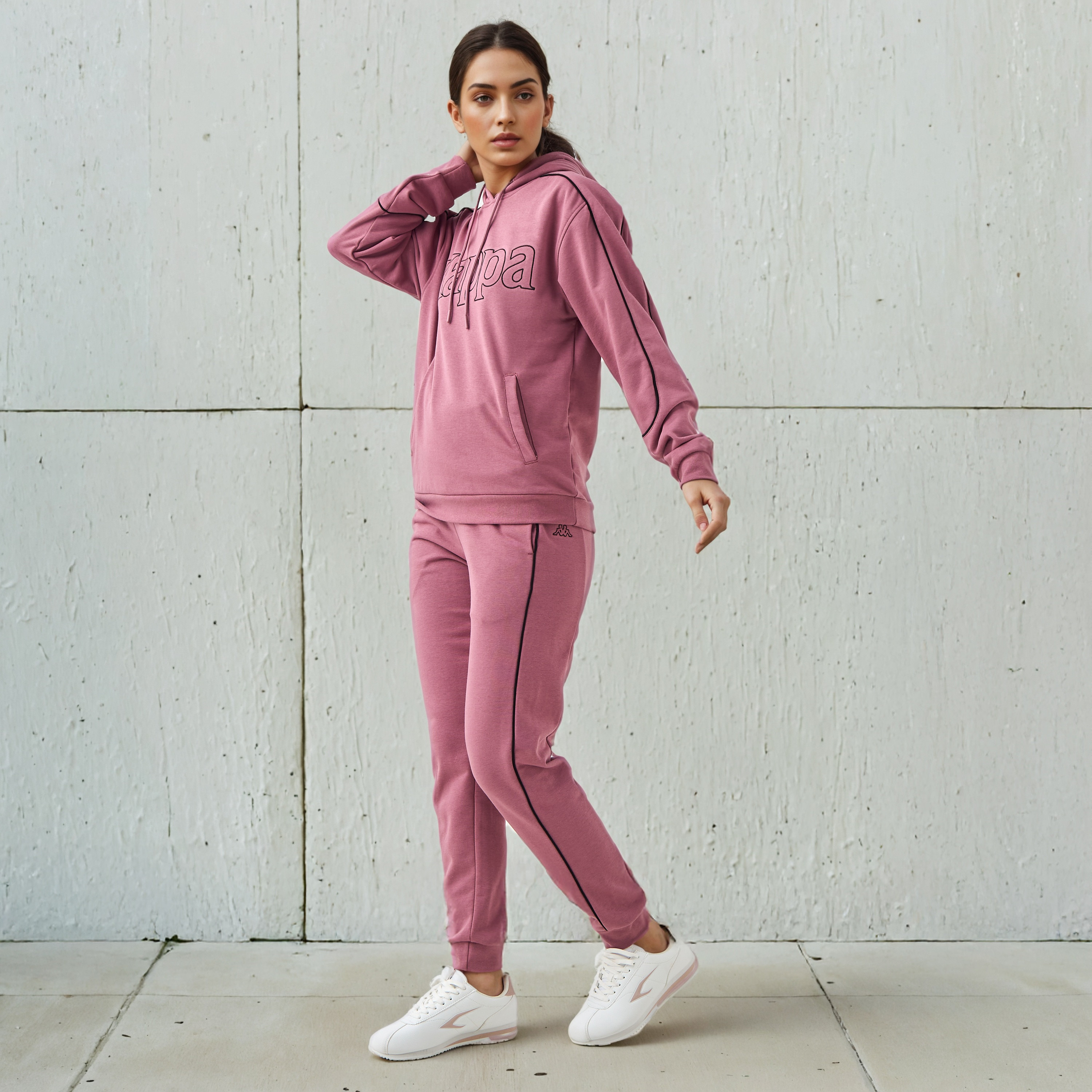 بنطال رياضي نسائي من كابا بقصة مريحة وخصر مرن مع جيوب-women-clothing-bottoms-joggers-image-2