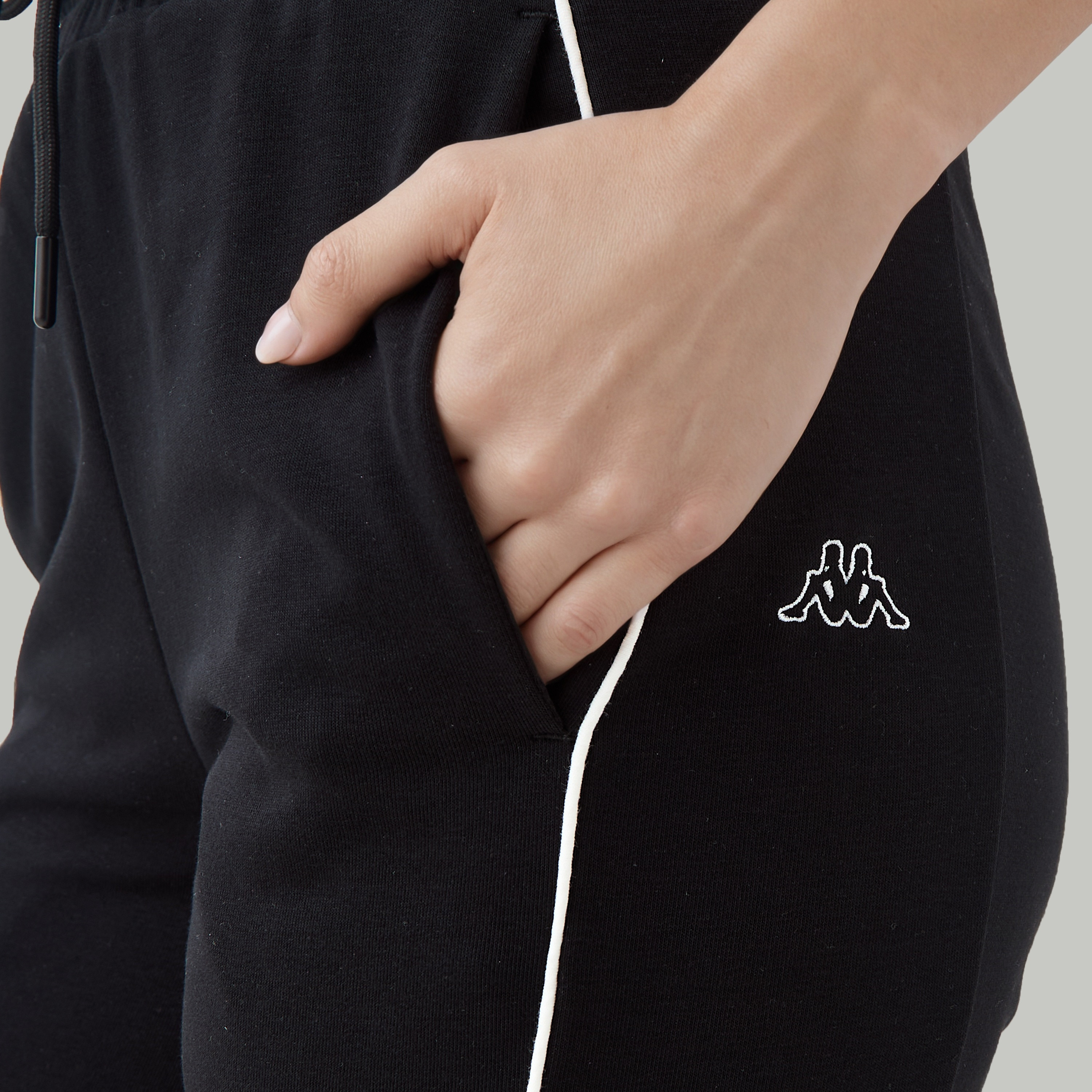 بنطلون رياضي بقصّة عادية وخصر مطاطي وجيوب للنساء من كابا-women-clothing-bottoms-joggers-image-2