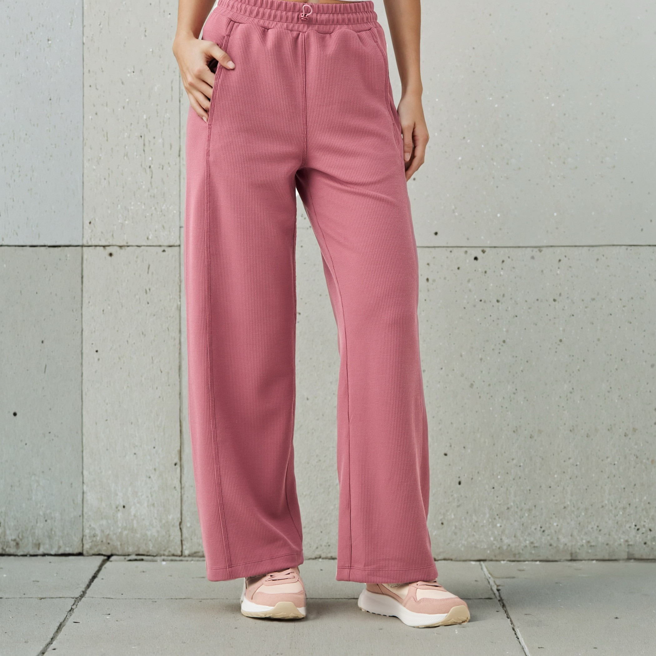 بنطلون رياضي بقصّة مريحة وخصر مطاطي وجيوب للنساء من كابا-women-clothing-bottoms-joggers-image-1