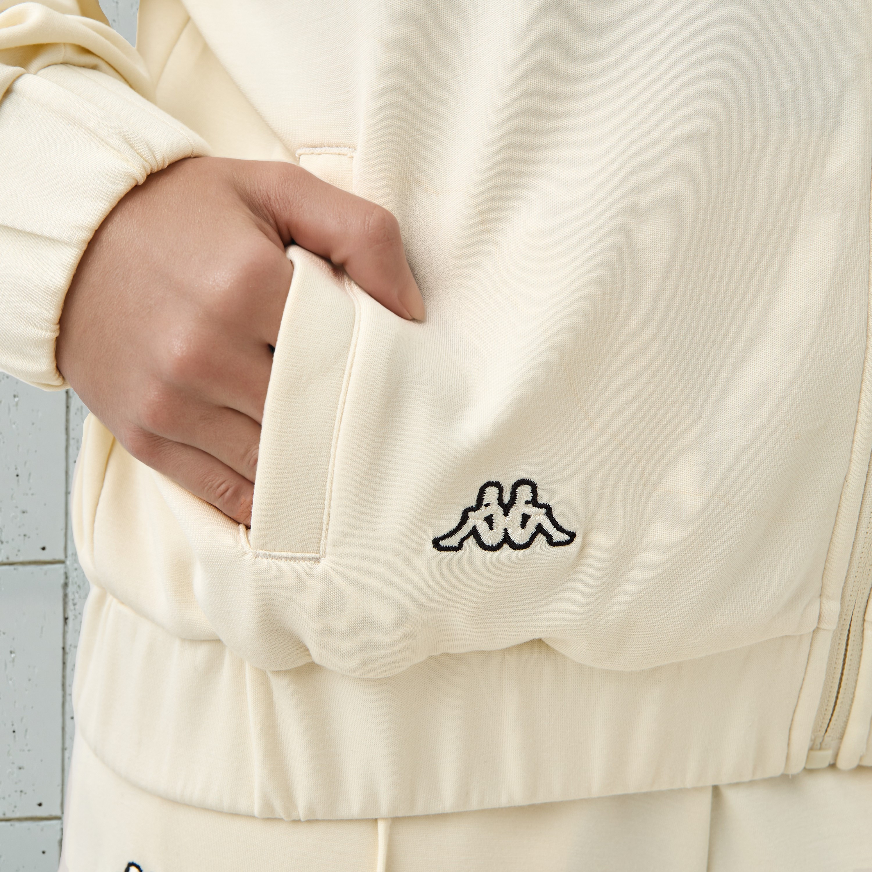 جاكيت ناعم بسحاب إغلاق للنساء من كابا-women-winterwear-coatsandjackets-jackets-image-2