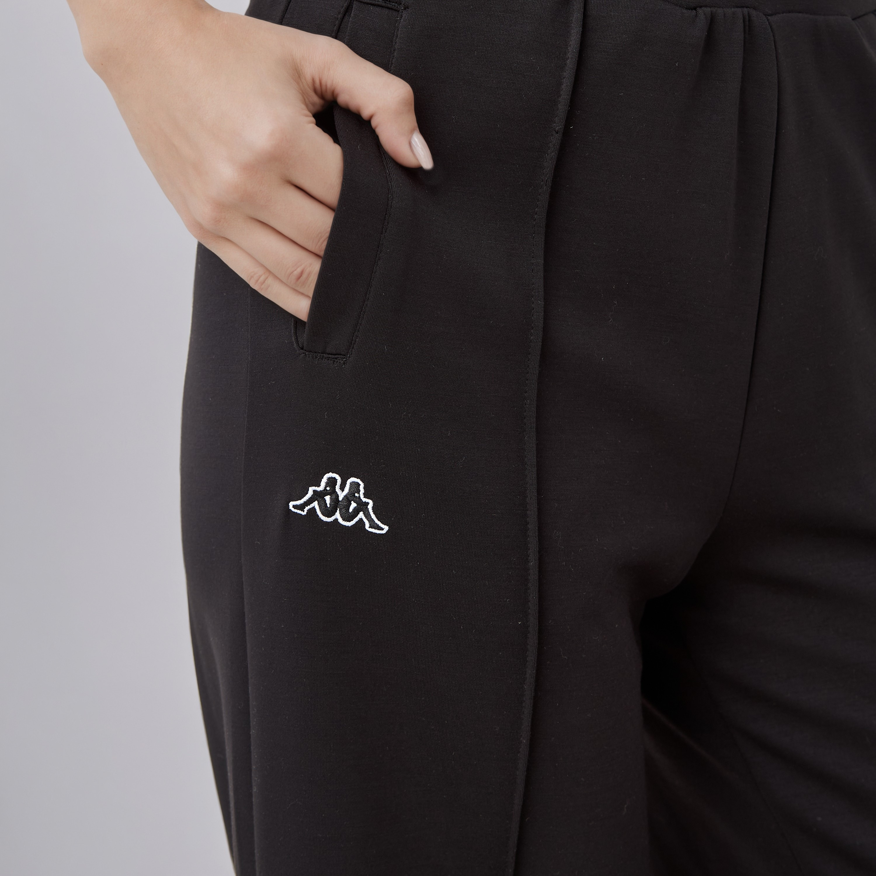 بنطال رياضي نسائي من كابا بقصة مريحة وملمس ناعم مع جيوب-women-clothing-bottoms-trousers-image-4