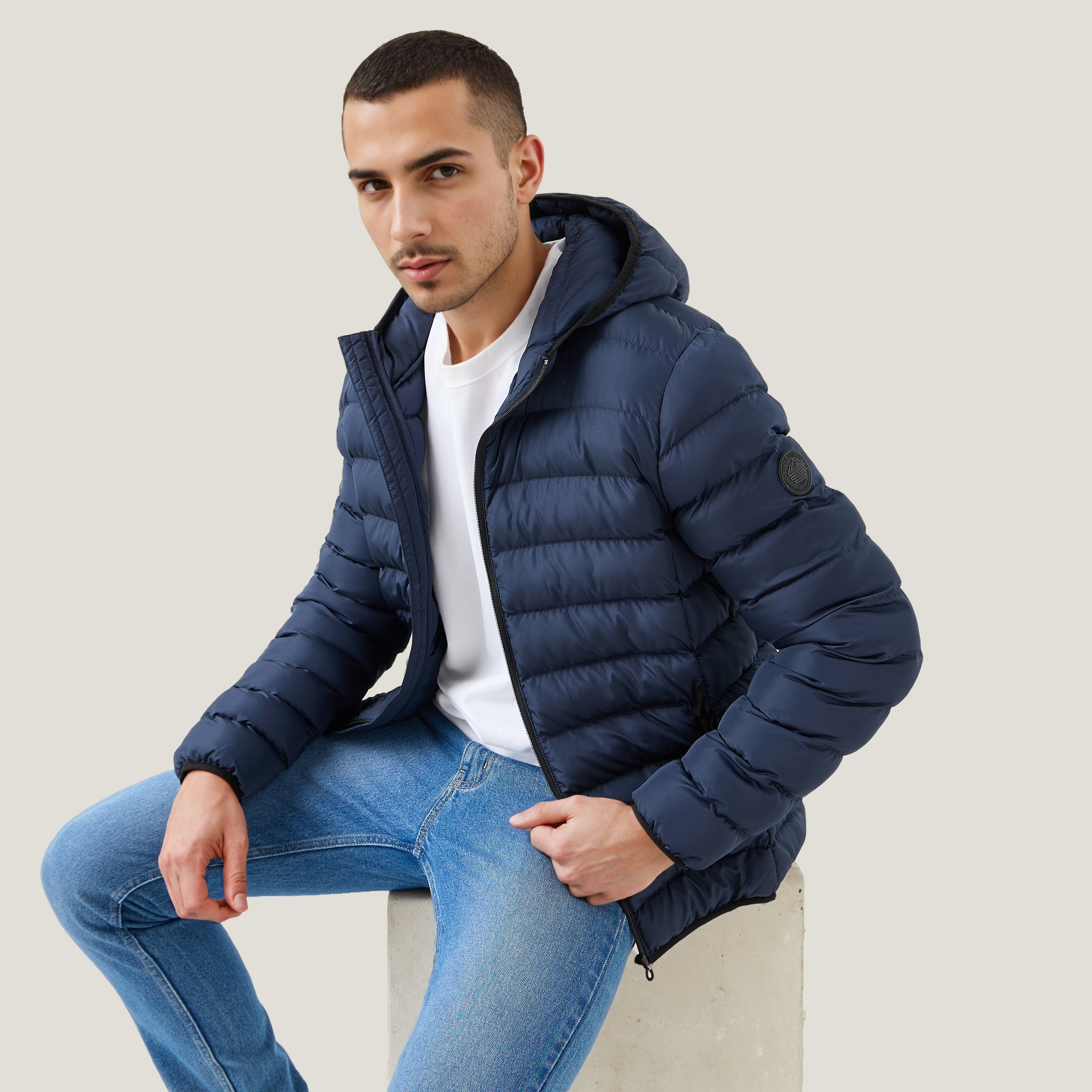 جاكيت مبطن خفيف الوزن بقبعة وجيوب-men-clothing-jacketsandblazers-jackets-image-1