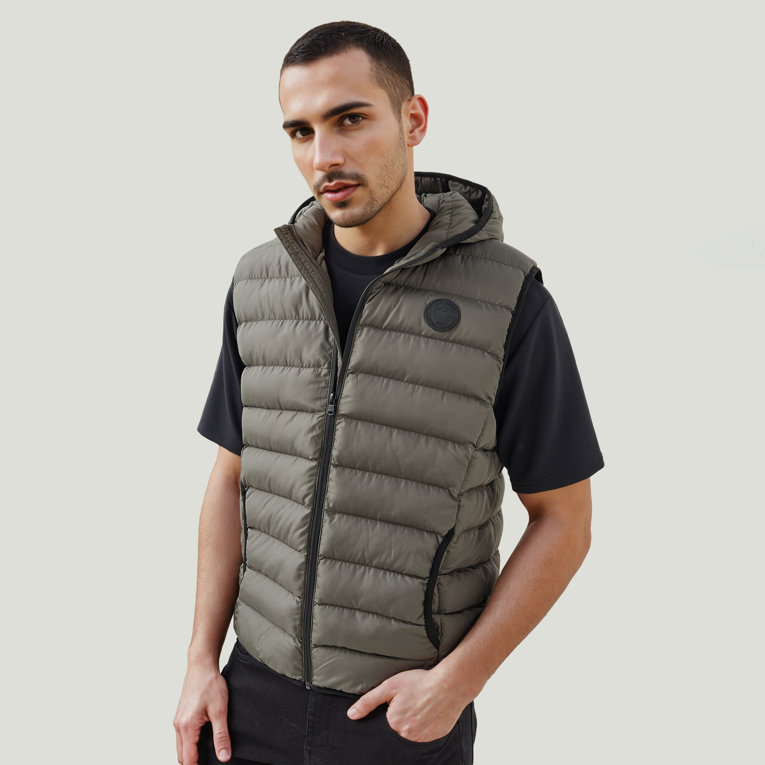 جاكيت جيليه مبطن خفيف الوزن بقبعة وجيوب-men-clothing-jacketsandblazers-coats-image-2