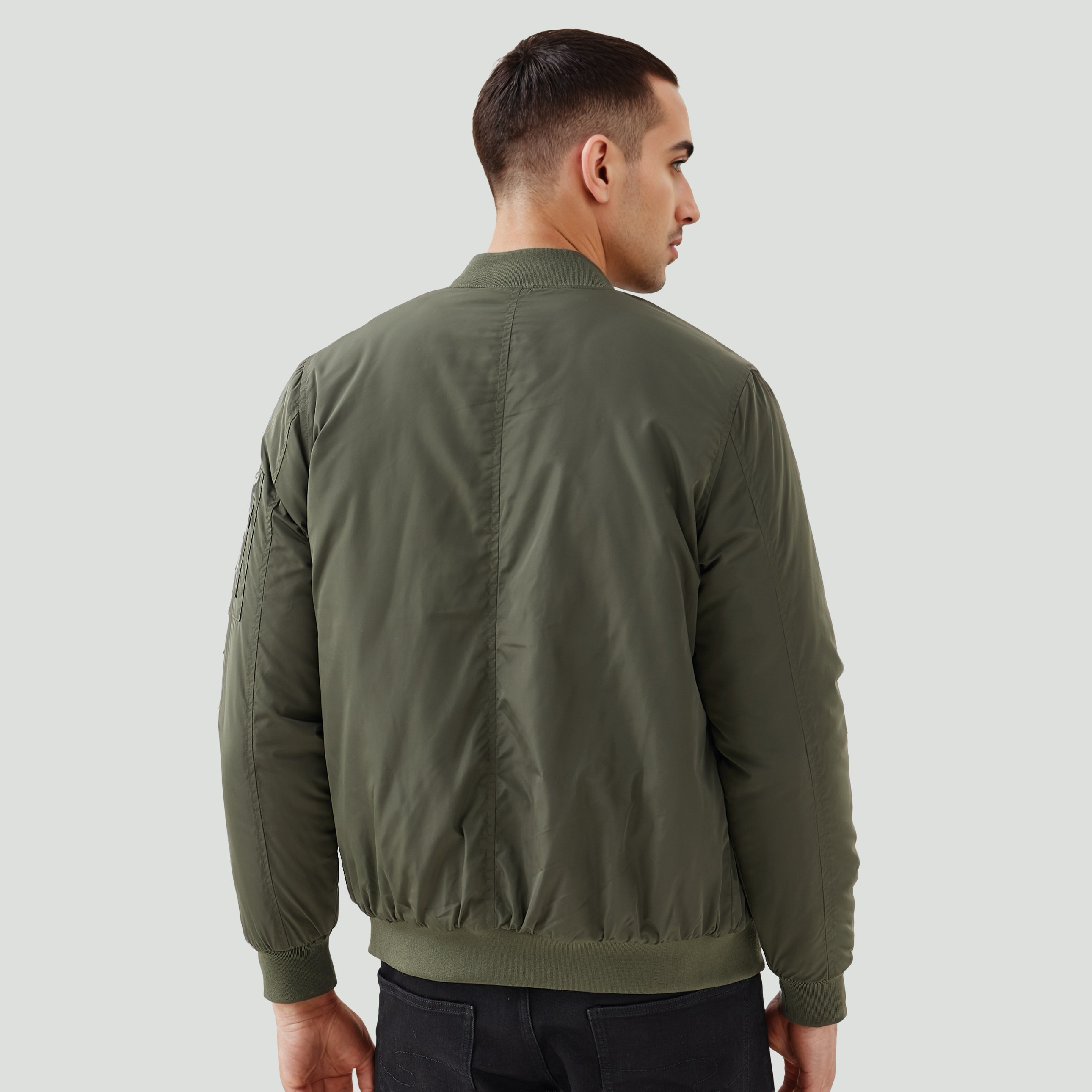جاكيت بايكر خفيف الوزن بجيوب بسحاب-men-clothing-jacketsandblazers-jackets-image-3