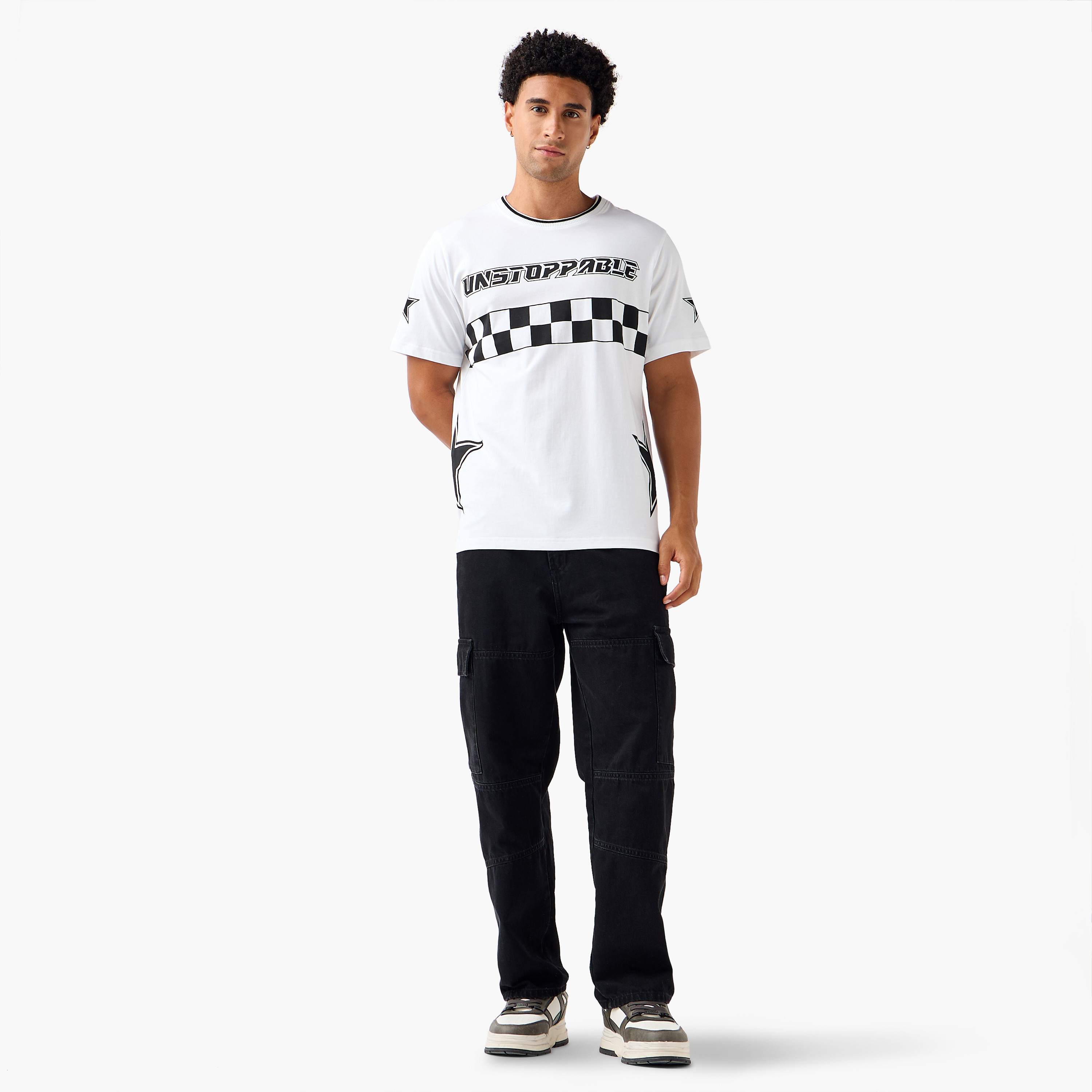 تيشيرت بقصة عادية وياقة ضيقة وأكمام قصيرة وطبعات للرجال-men-clothing-tshirtsandpolos-tshirts-image-2