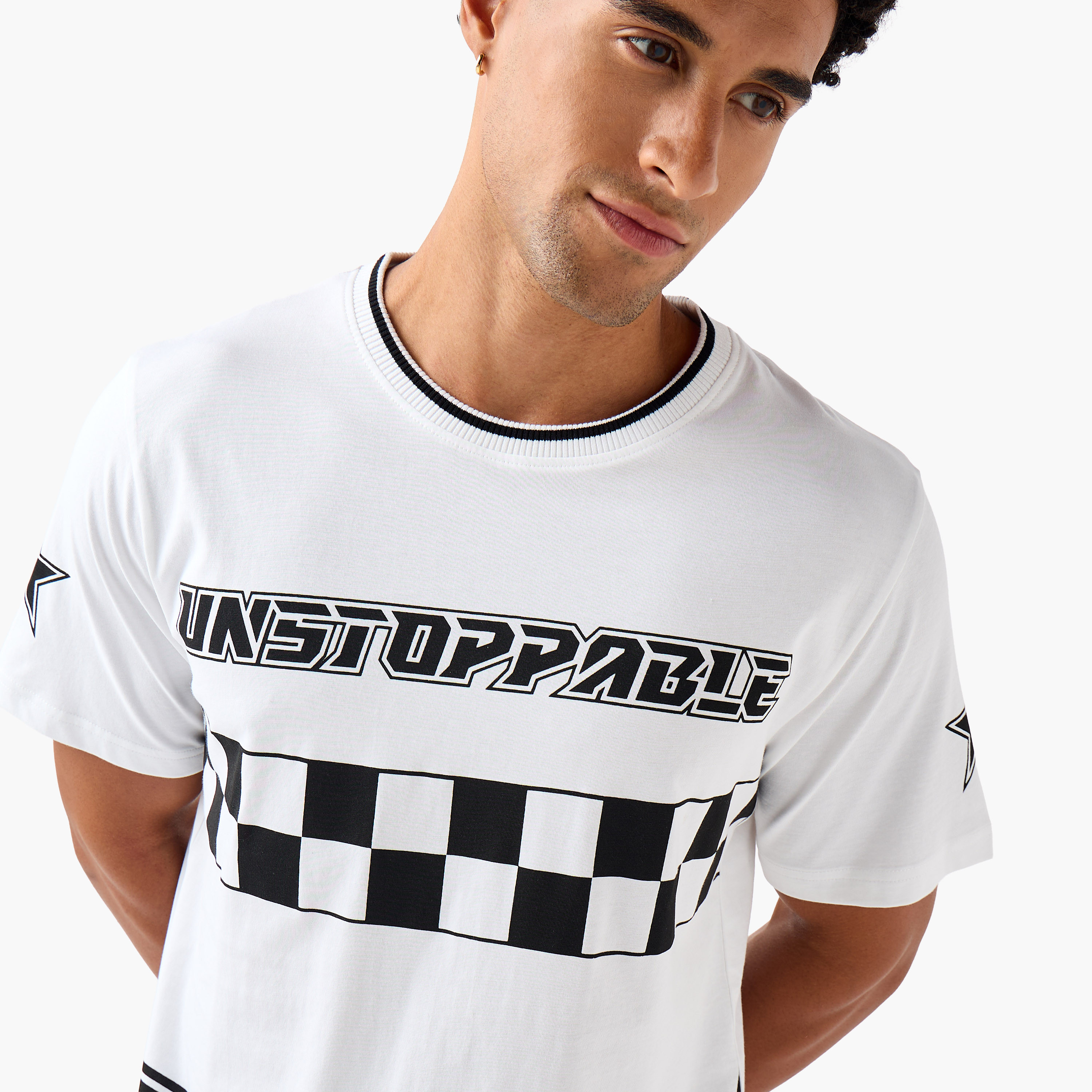 تيشيرت بقصة عادية وياقة ضيقة وأكمام قصيرة وطبعات للرجال-men-clothing-tshirtsandpolos-tshirts-image-4