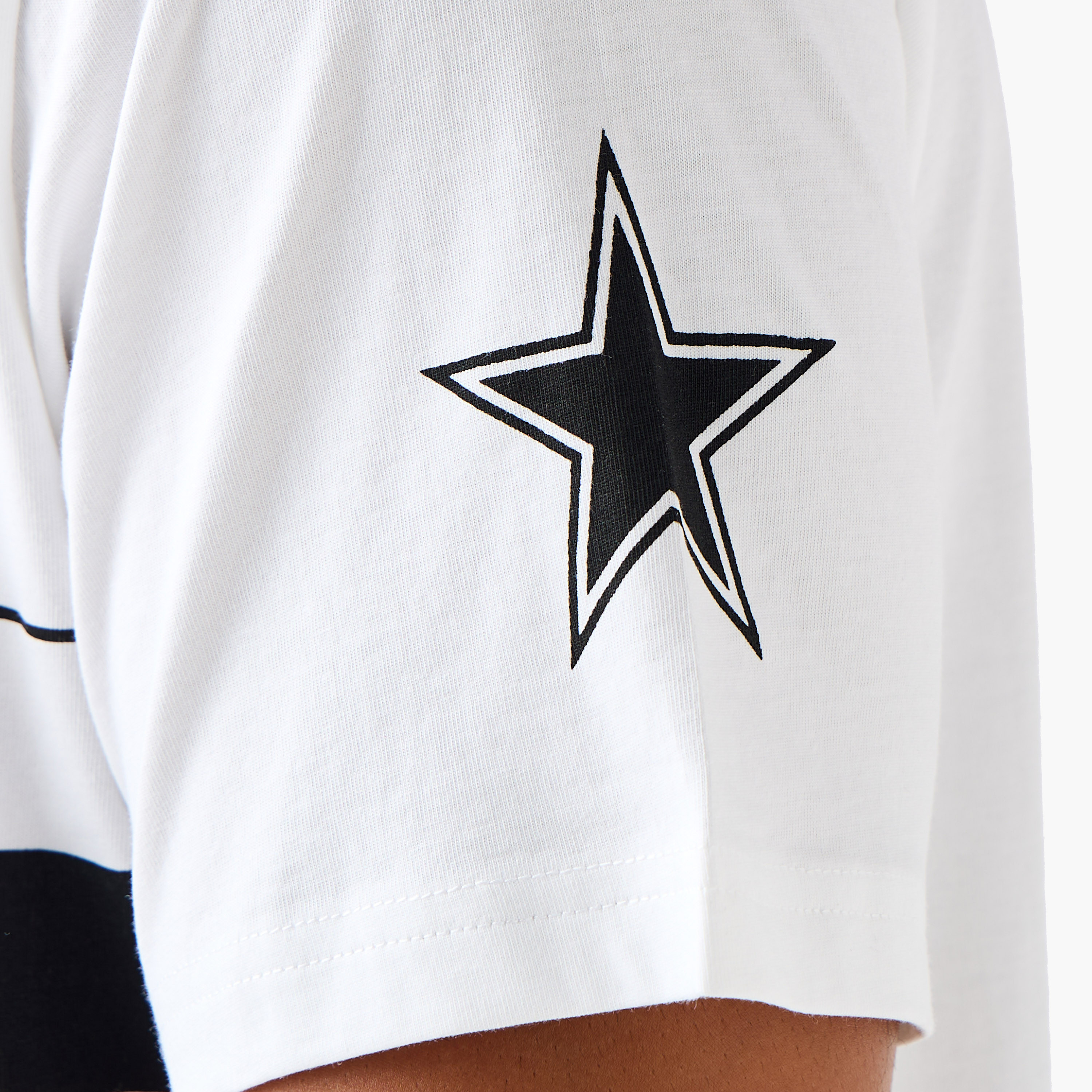 تيشيرت بقصة عادية وياقة ضيقة وأكمام قصيرة وطبعات للرجال-men-clothing-tshirtsandpolos-tshirts-image-5
