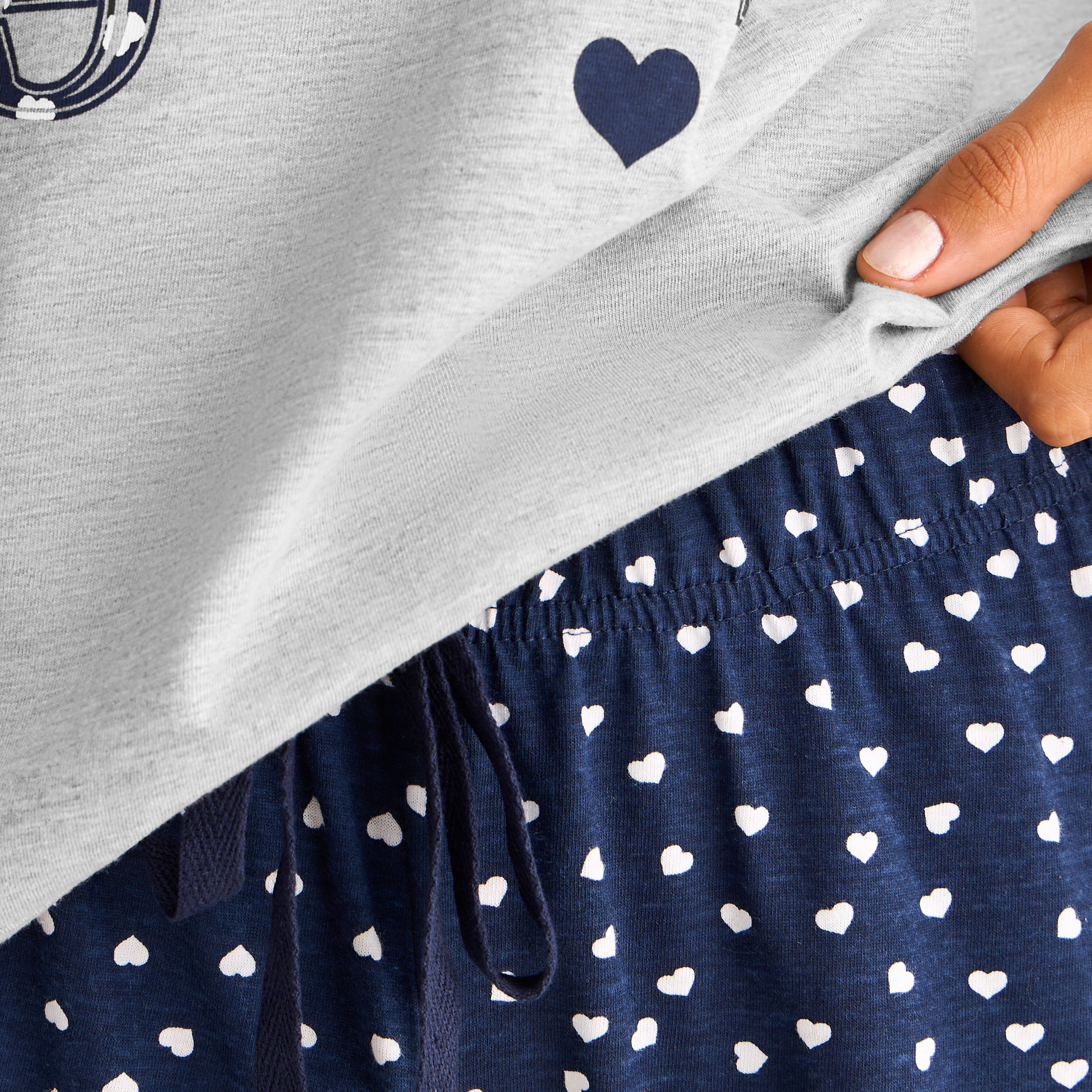 طقم بيجاما تيشيرت وشورت بطبعات-women-clothing-nightwear-pyjamas-shortsets-image-1
