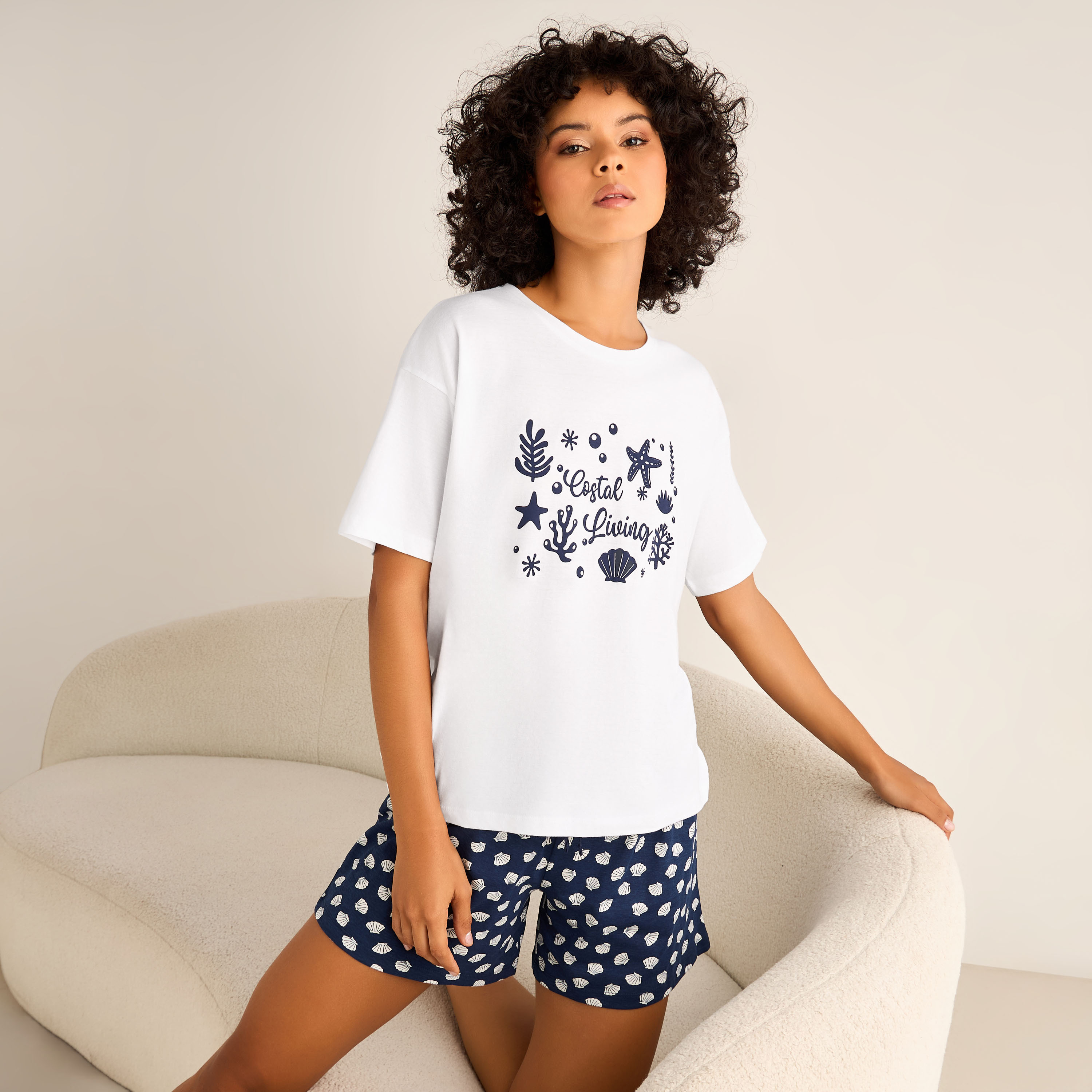 طقم تيشيرت وشورت بطبعات صدف-women-clothing-nightwear-pyjamas-shortsets-image-6