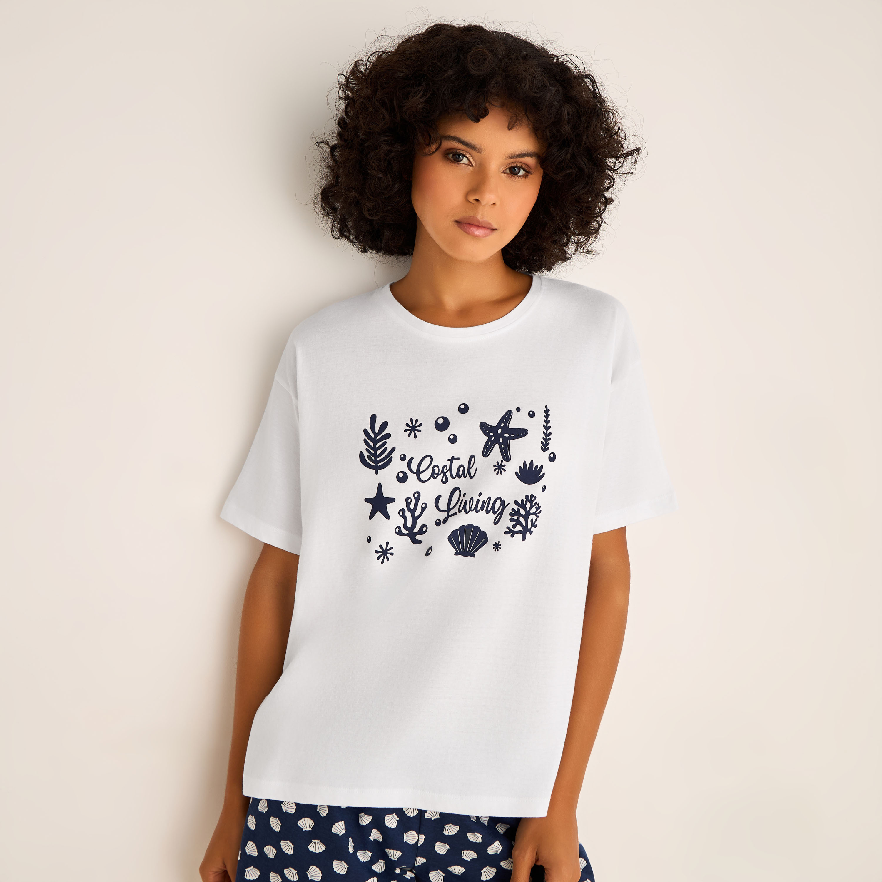 طقم تيشيرت وشورت بطبعات صدف-women-clothing-nightwear-pyjamas-shortsets-image-5