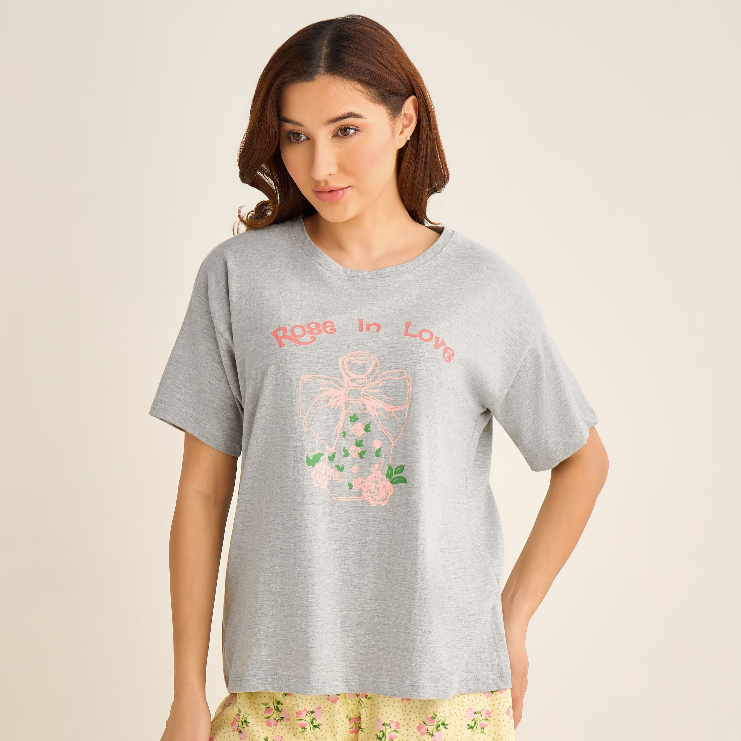 طقم بيجاما شورت وتيشيرت بطبعات زهرية-women-clothing-nightwear-pyjamas-shortsets-image-4