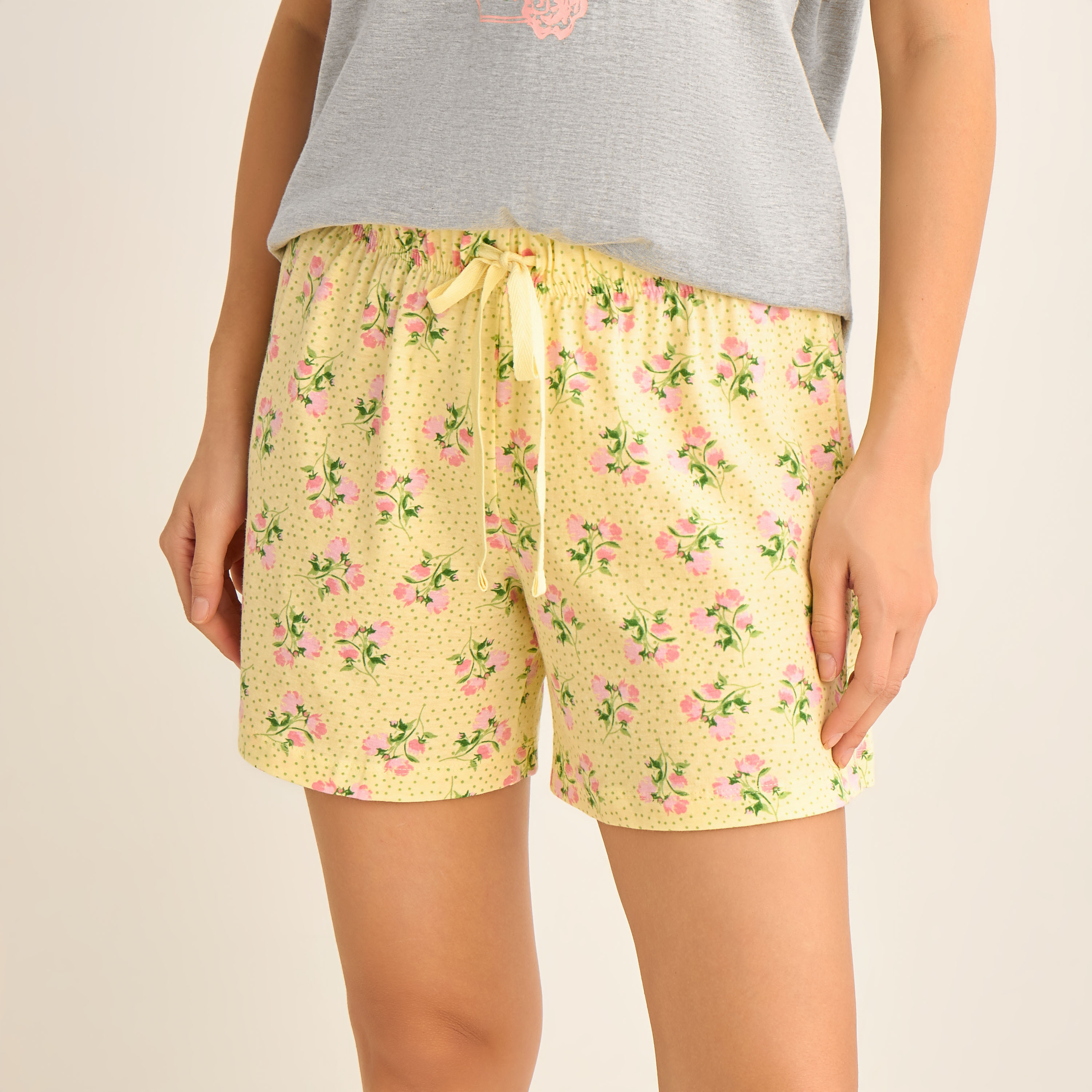 طقم بيجاما شورت وتيشيرت بطبعات زهرية-women-clothing-nightwear-pyjamas-shortsets-image-3