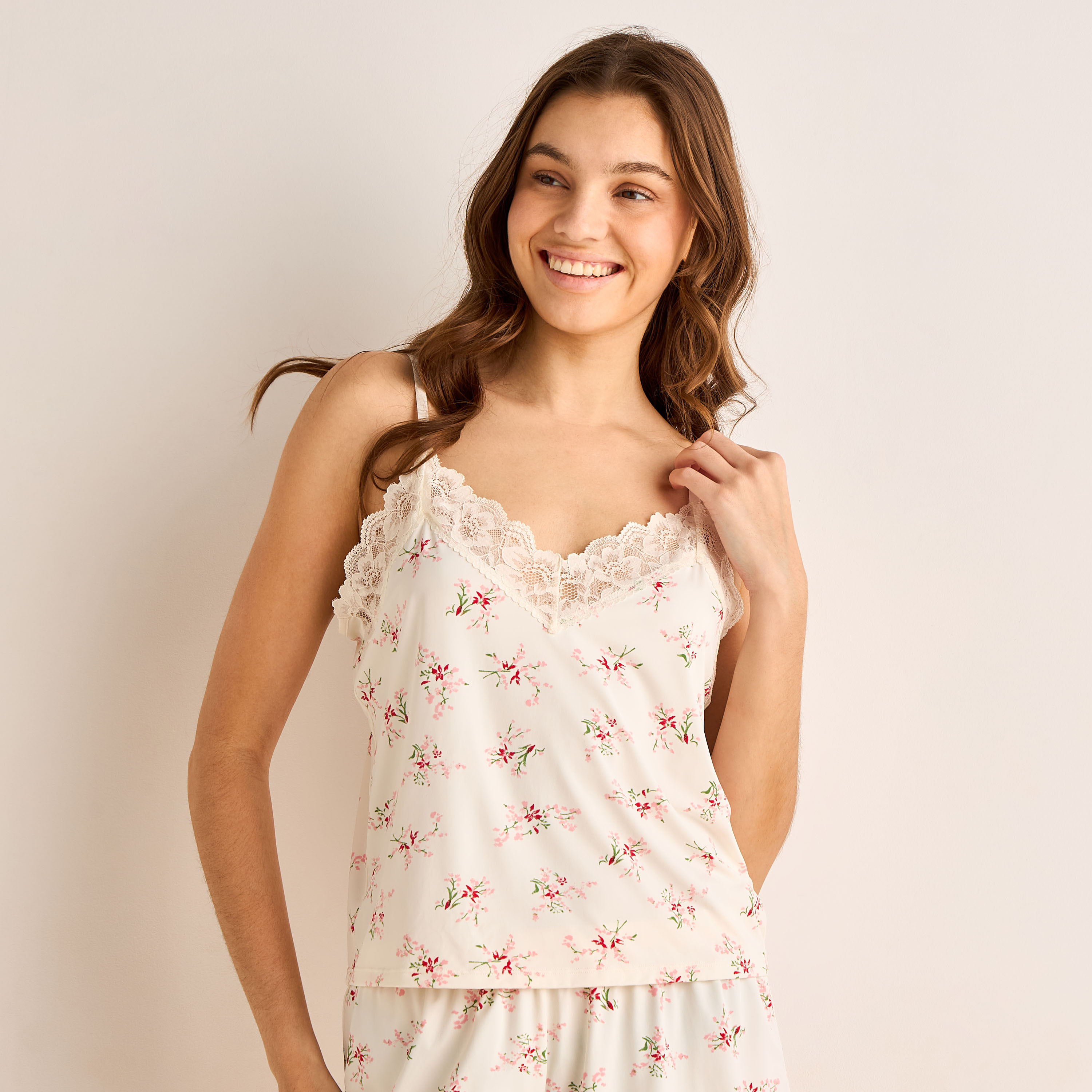 طقم بيجاما شورت وبلوزة بحمالات قابلة للتعديل-women-clothing-nightwear-pyjamas-shortsets-image-5