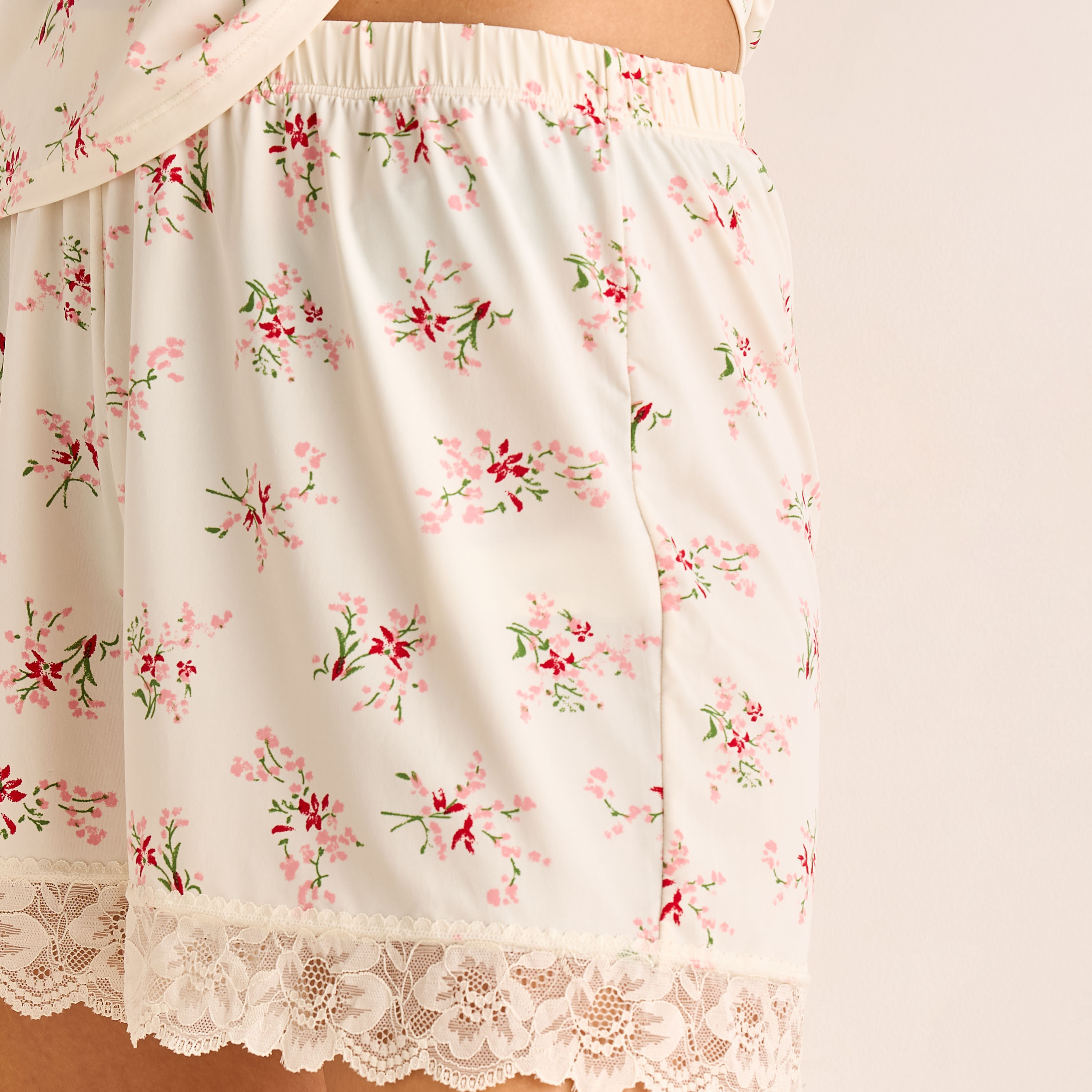 طقم بيجاما شورت وبلوزة بحمالات قابلة للتعديل-women-clothing-nightwear-pyjamas-shortsets-image-2