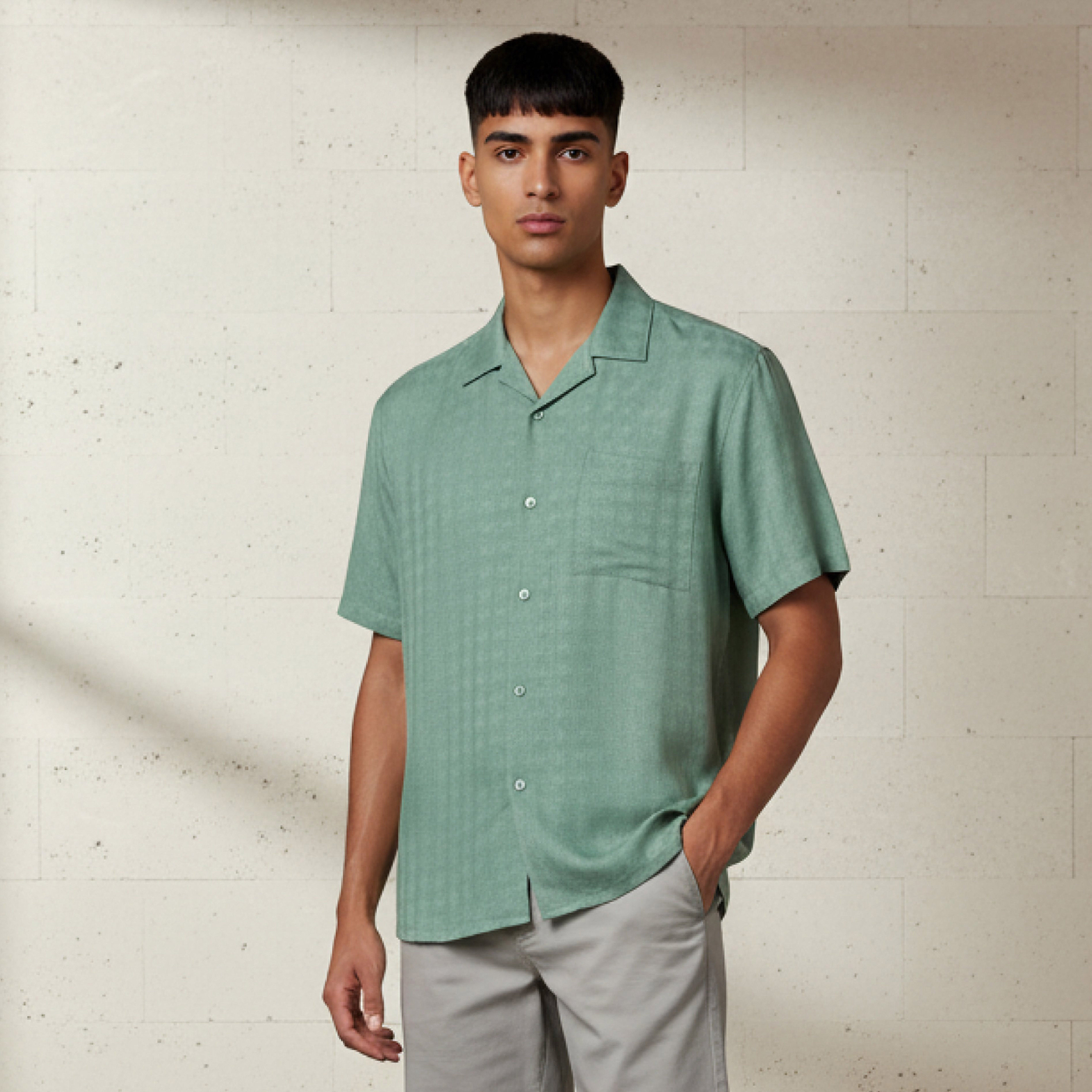 قميص بقصّة عادية وياقة كامب بارز الملمس وأكمام قصيرة-men-clothing-shirts-image-1