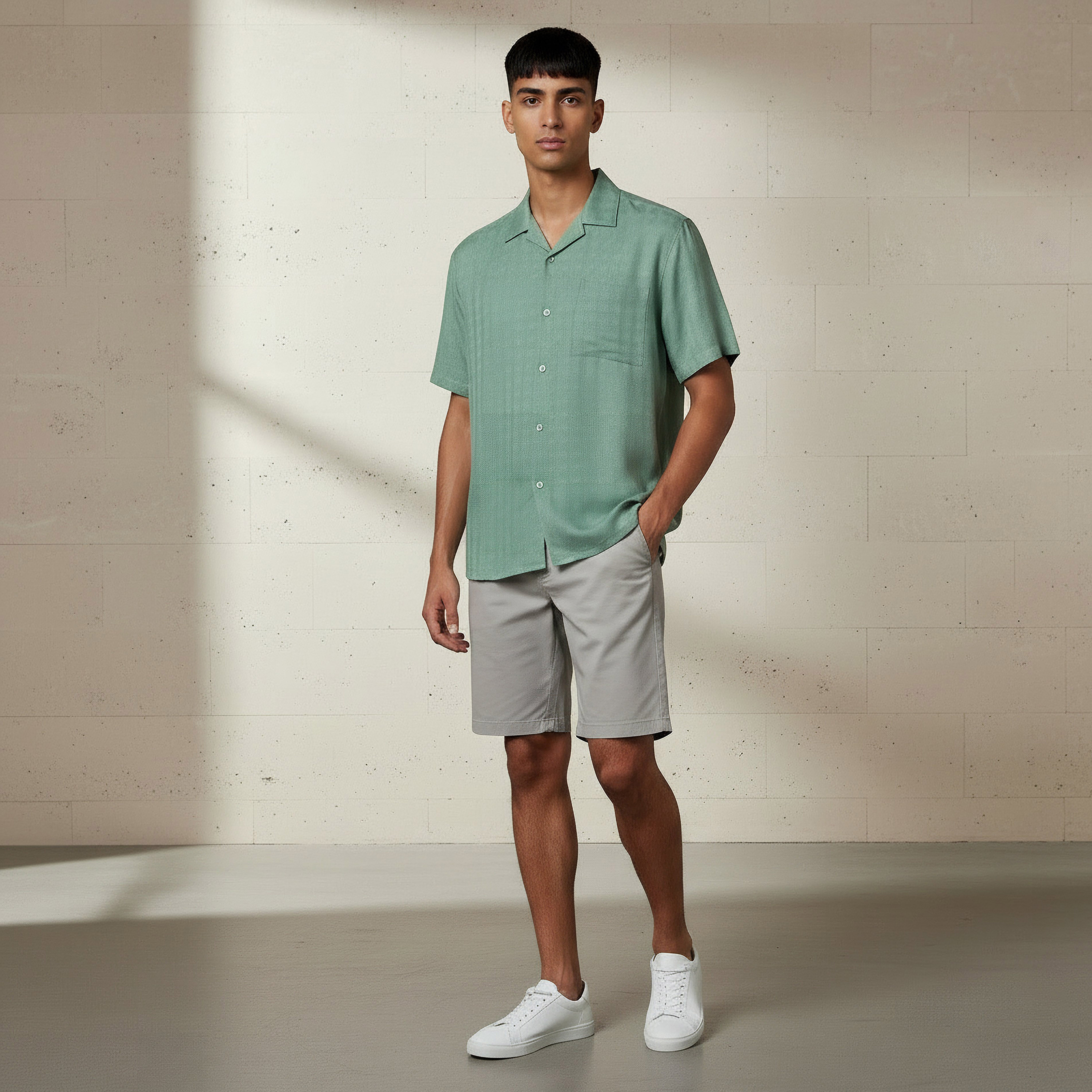 قميص بقصّة عادية وياقة كامب بارز الملمس وأكمام قصيرة-men-clothing-shirts-image-2