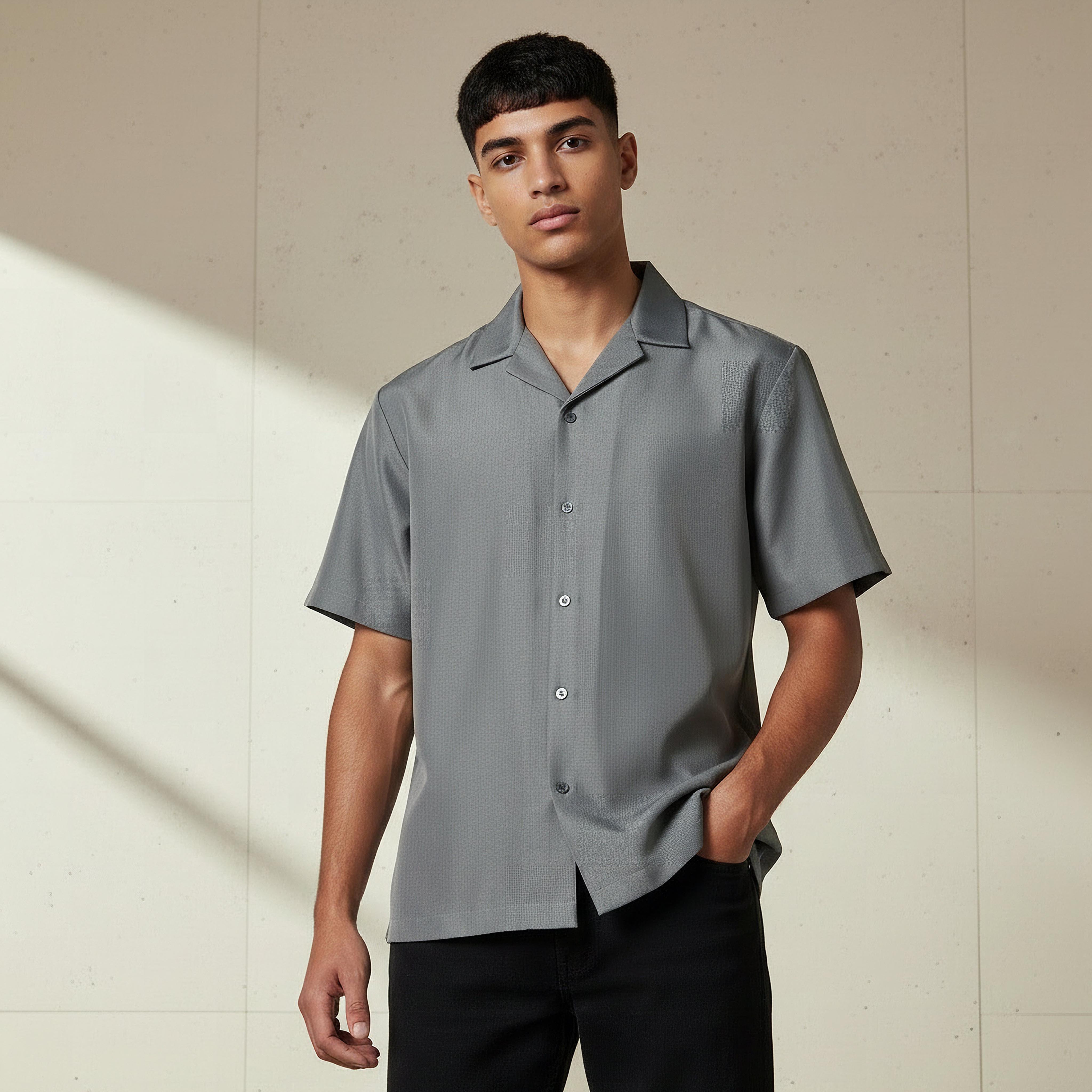 قميص بارز الملمس بياقة كامب وأكمام قصيرة وقصة عادية للرجال-men-clothing-shirts-image-1