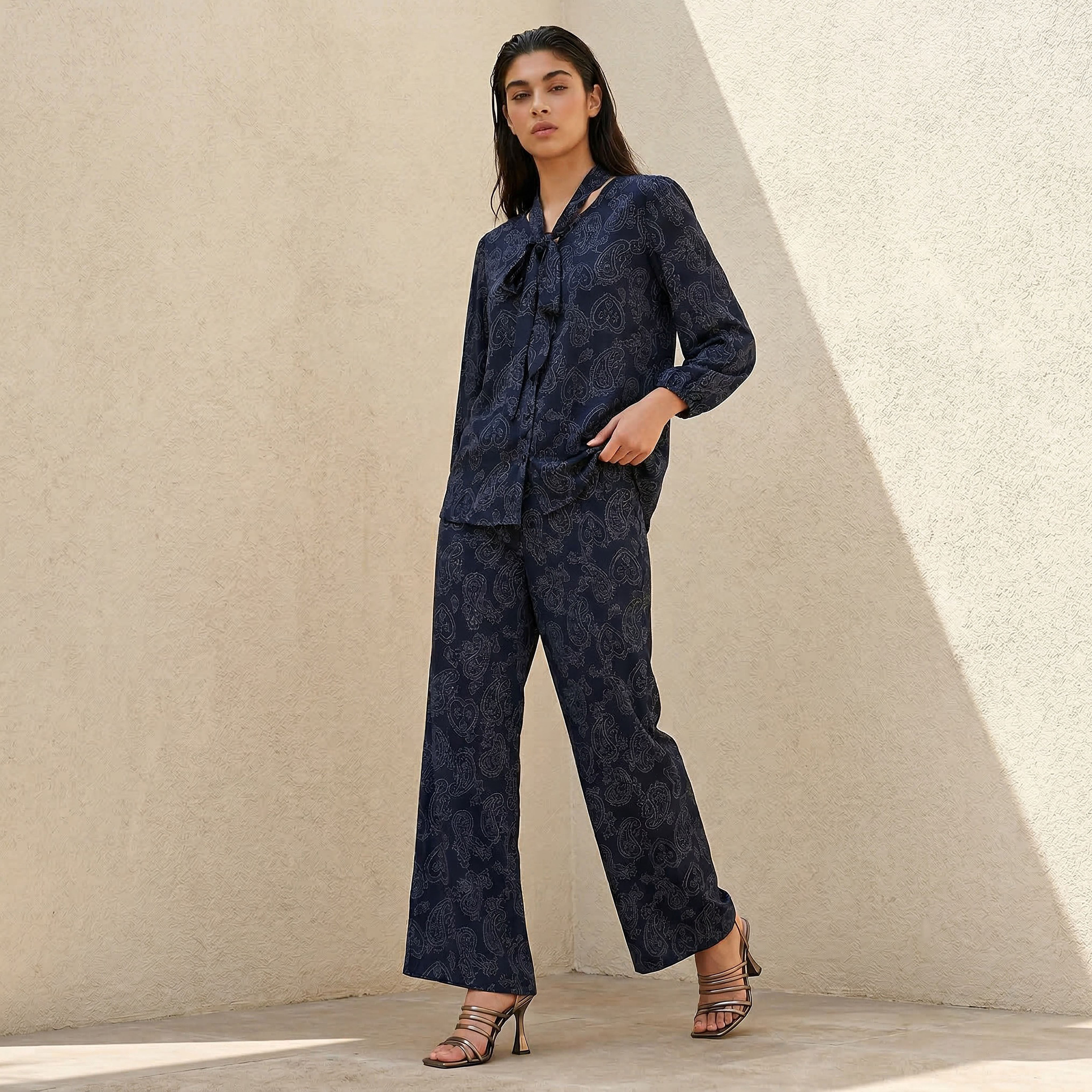 طقم بنطلون بلوزة بربطة على الرقبة وطبعات-women-clothing-coordsets-image-1