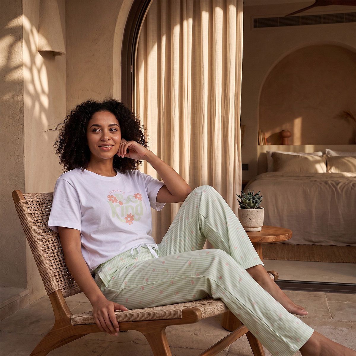 طقم بنطلون بيجاما وتيشيرت برقبة ضيقة وطبعات من سبلاش فاف-women-clothing-nightwear-pyjamas-longsets-image-1