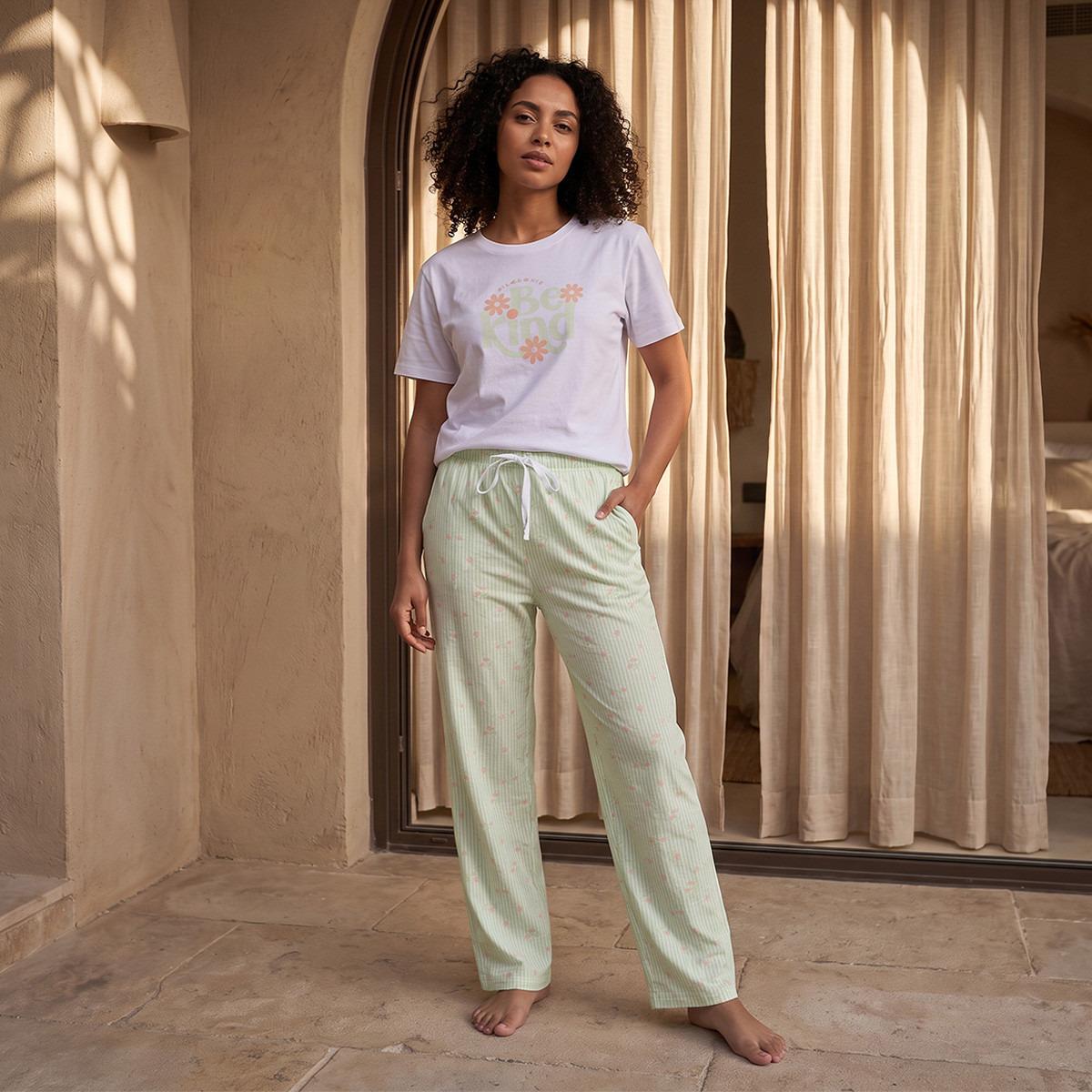طقم بنطلون بيجاما وتيشيرت برقبة ضيقة وطبعات من سبلاش فاف-women-clothing-nightwear-pyjamas-longsets-image-2