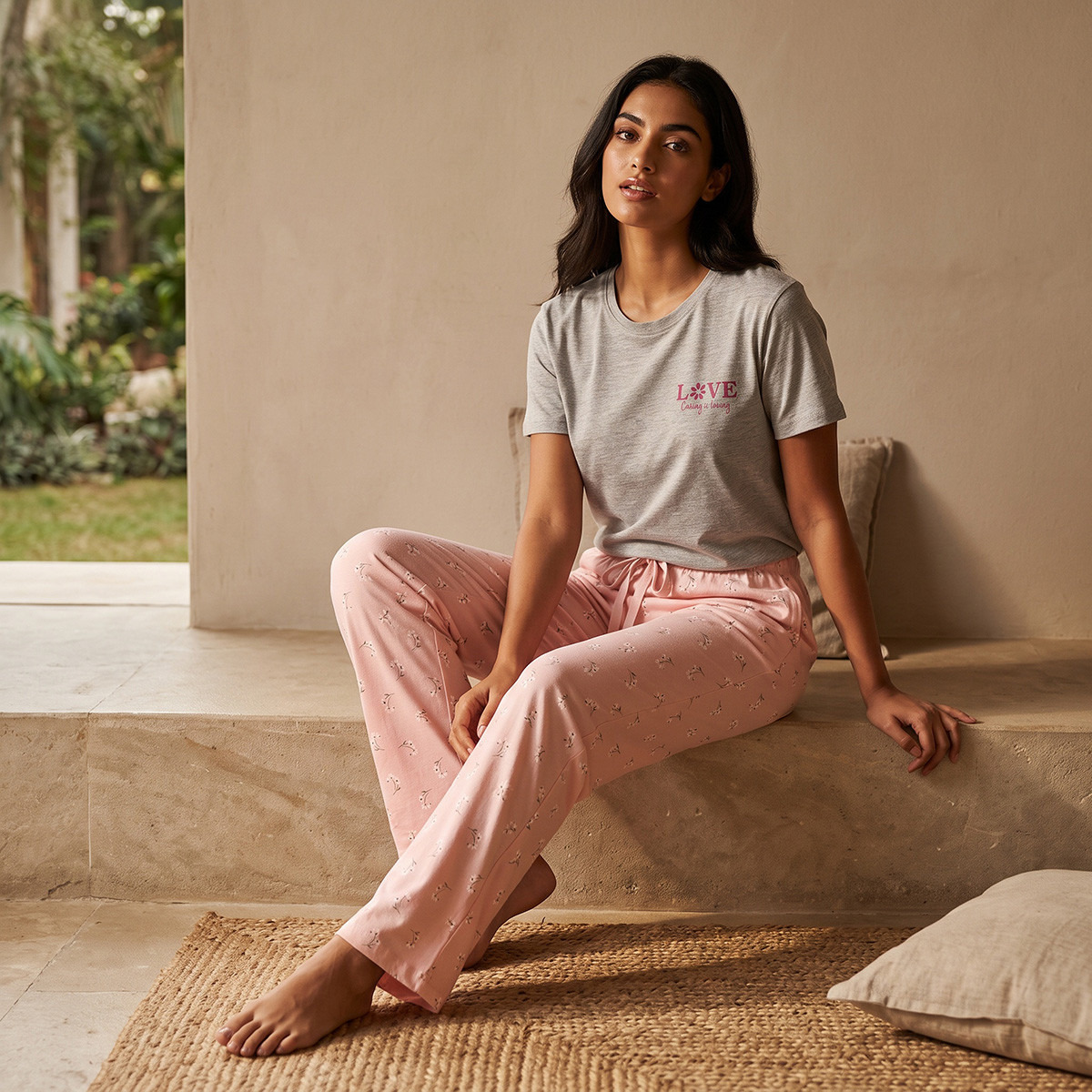 طقم بنطلون بيجاما وتيشيرت برقبة ضيقة وطبعات من سبلاش فاف-women-clothing-nightwear-pyjamas-longsets-image-1