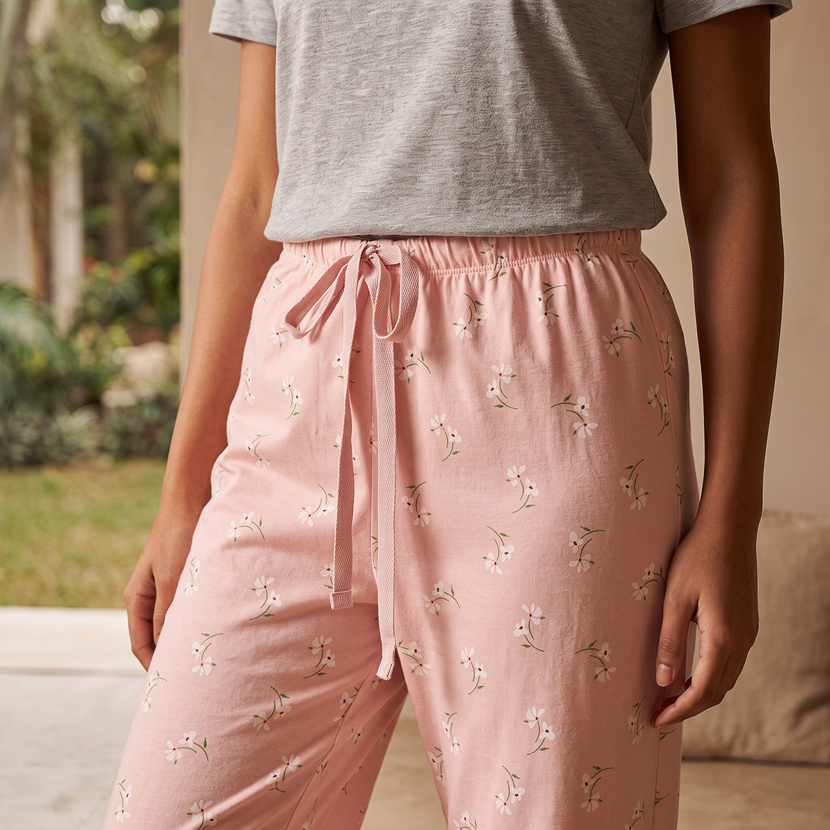 طقم بنطلون بيجاما وتيشيرت برقبة ضيقة وطبعات من سبلاش فاف-women-clothing-nightwear-pyjamas-longsets-image-6
