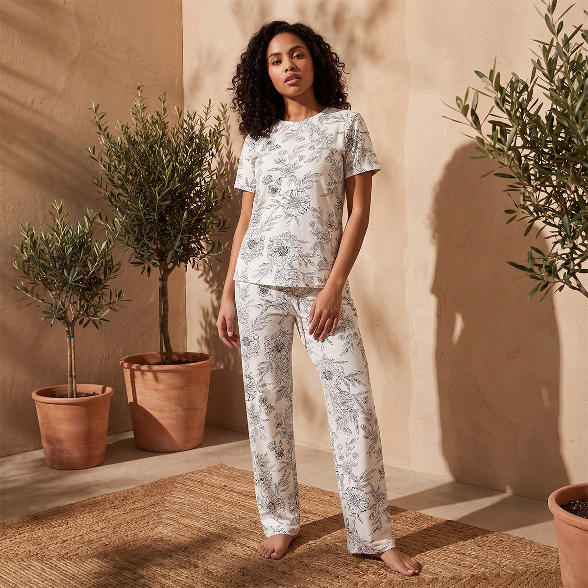 طقم بنطلون بيجاما وتيشيرت برقبة ضيقة وطبعات من سبلاش فاف-women-clothing-nightwear-pyjamas-longsets-image-2