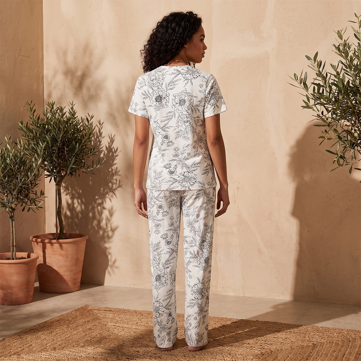 طقم بنطلون بيجاما وتيشيرت برقبة ضيقة وطبعات من سبلاش فاف-women-clothing-nightwear-pyjamas-longsets-image-3