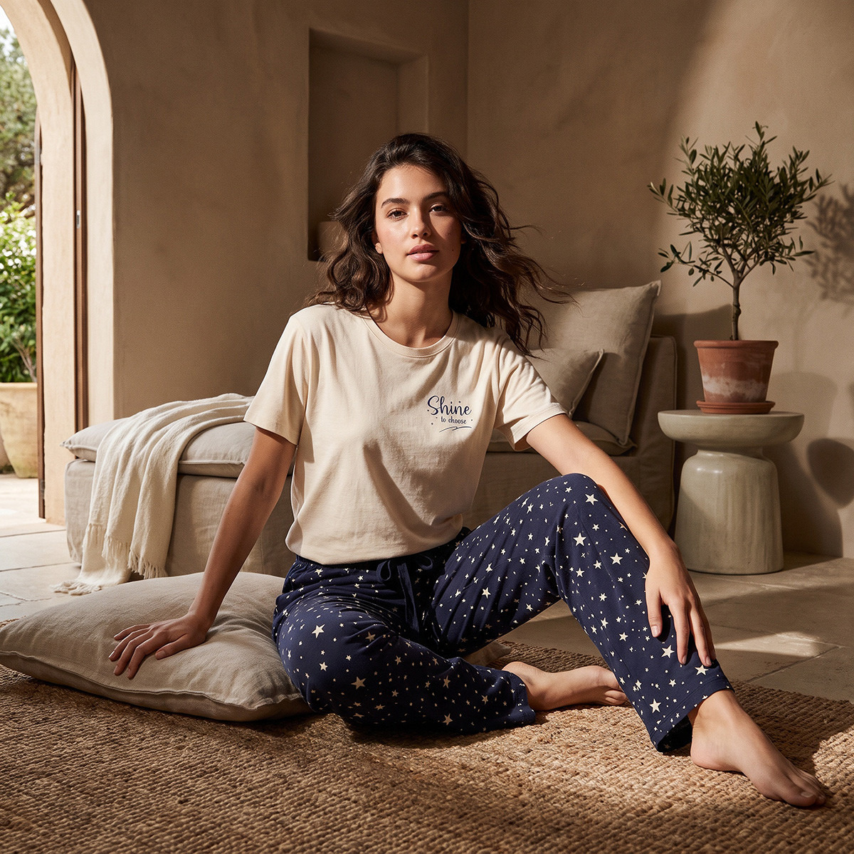 طقم تيشيرت بياقة ضيقة وبيجاما بطبعات من سبلاش-women-clothing-nightwear-pyjamas-longsets-image-1