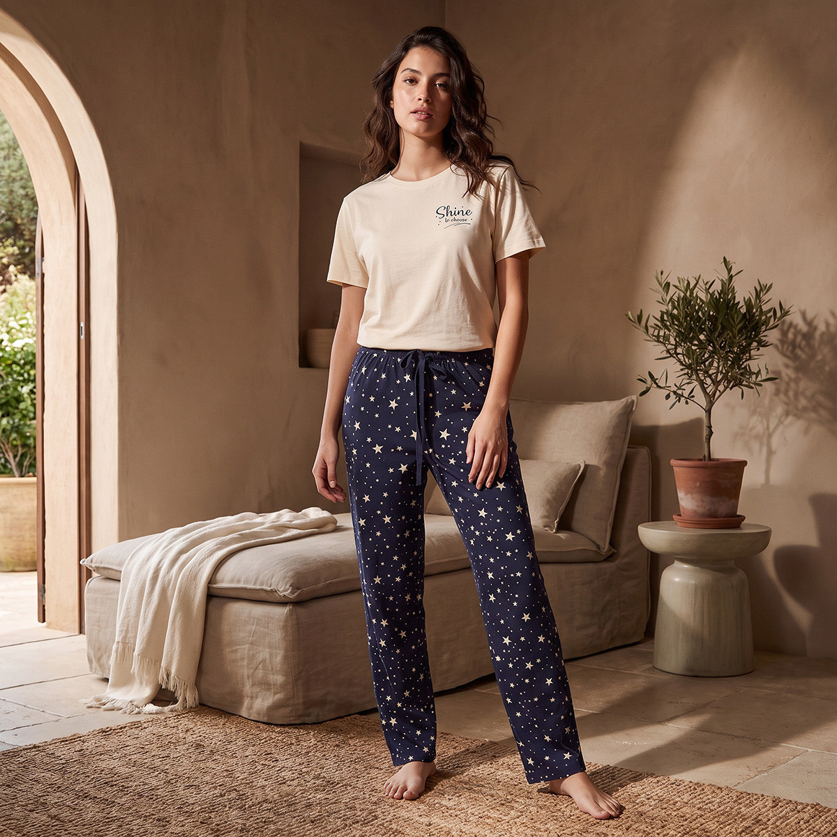 طقم تيشيرت بياقة ضيقة وبيجاما بطبعات من سبلاش-women-clothing-nightwear-pyjamas-longsets-image-2