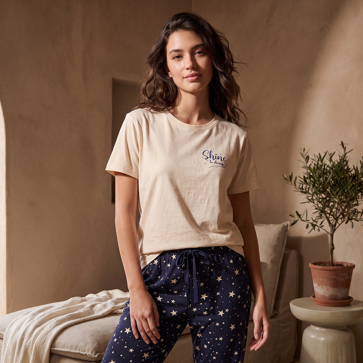 طقم تيشيرت بياقة ضيقة وبيجاما بطبعات من سبلاش-women-clothing-nightwear-pyjamas-longsets-image-4