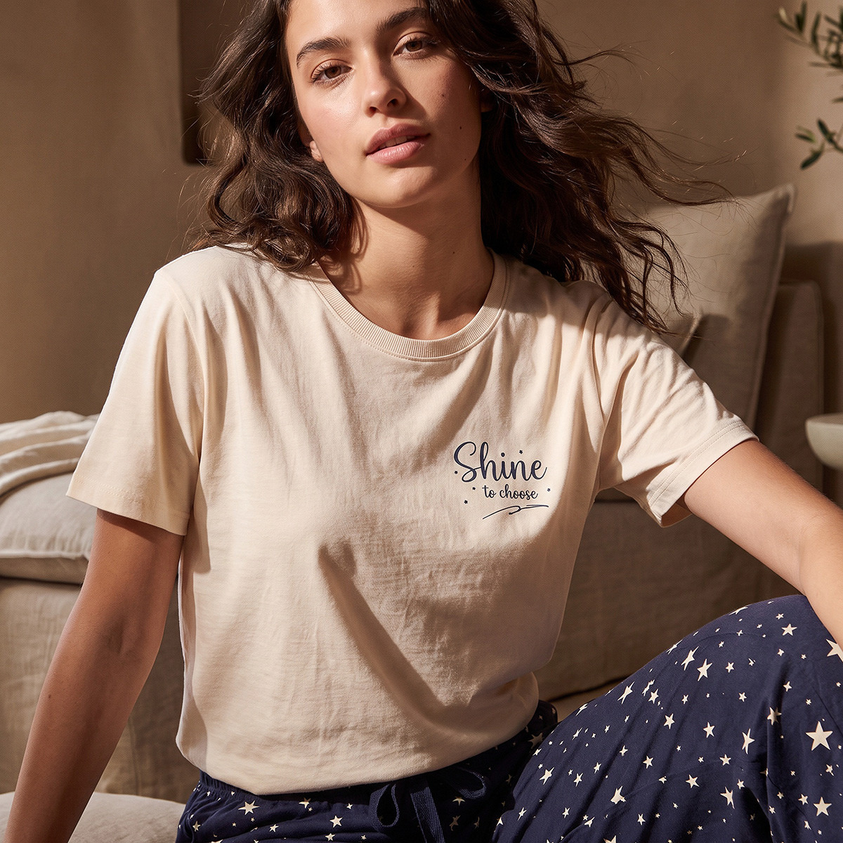طقم تيشيرت بياقة ضيقة وبيجاما بطبعات من سبلاش-women-clothing-nightwear-pyjamas-longsets-image-6