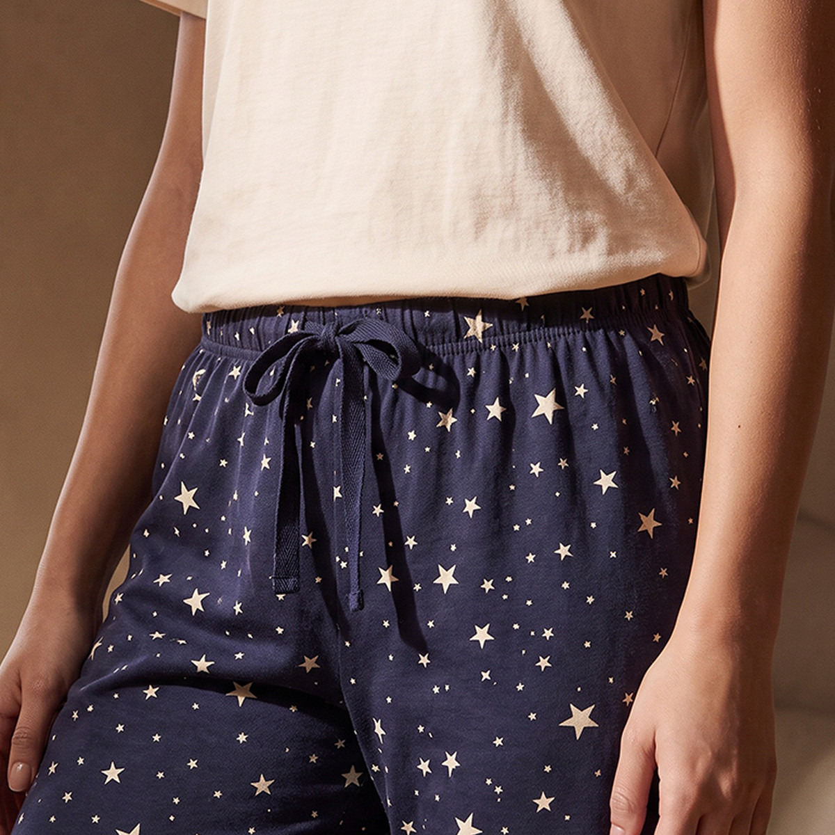 طقم تيشيرت بياقة ضيقة وبيجاما بطبعات من سبلاش-women-clothing-nightwear-pyjamas-longsets-image-7