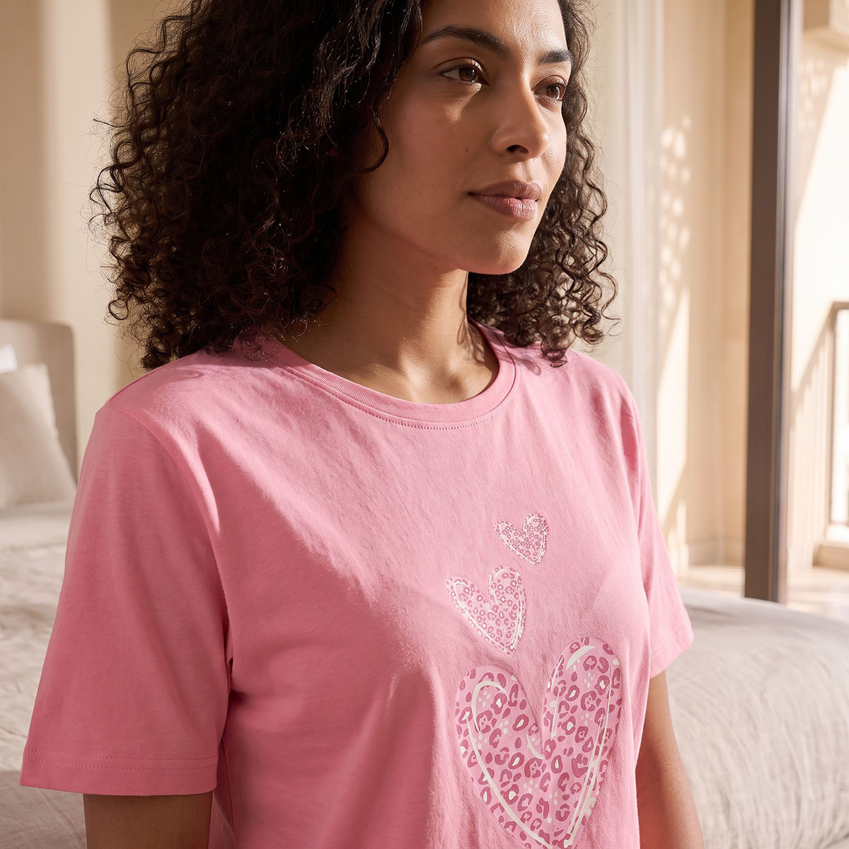طقم شورت وتيشيرت بياقة ضيقة من سبلاش فاف-women-clothing-nightwear-pyjamas-shortsets-image-6